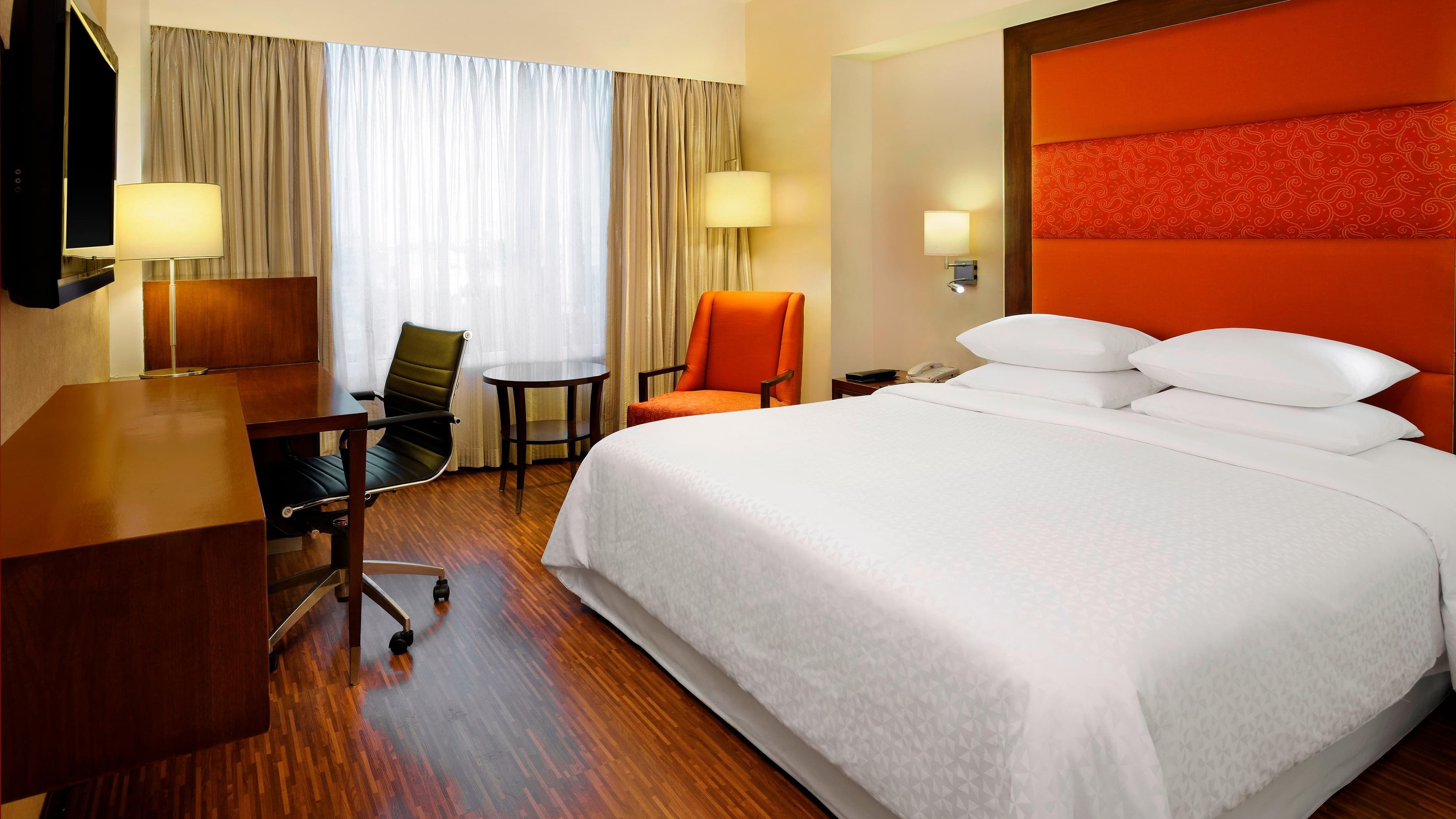 SUPERIOR ROOM:KING BED - Image 1