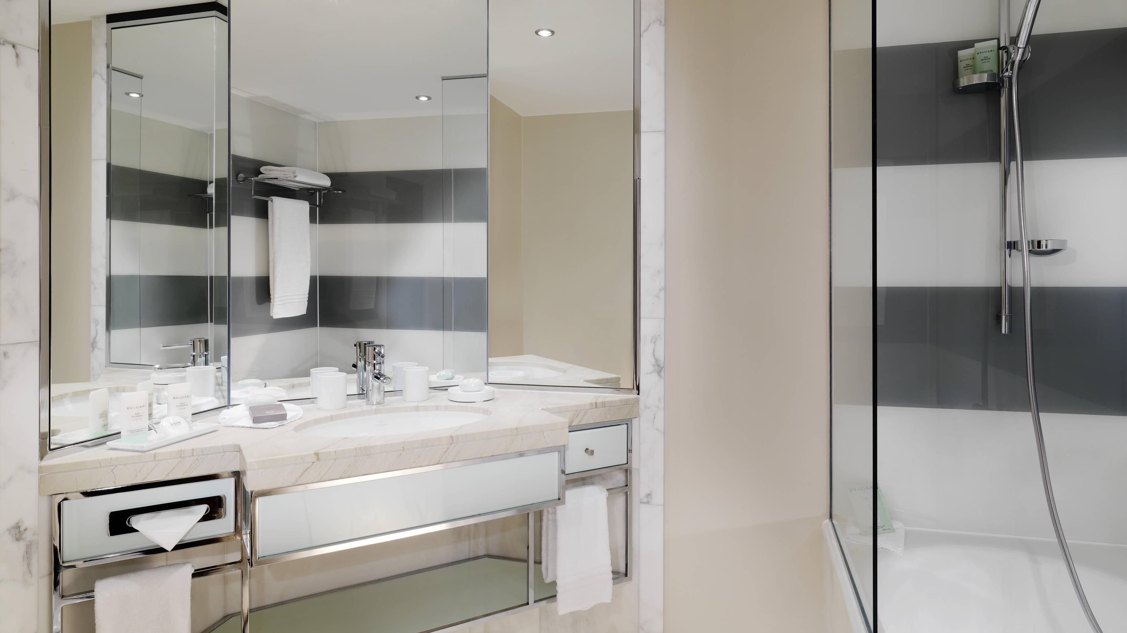 Deluxe Room - Image 8