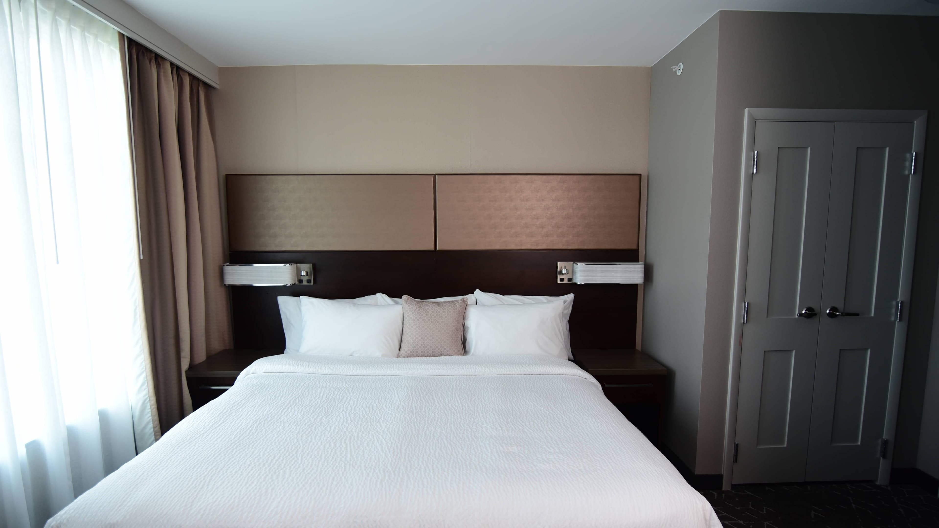 Studio King w/ Sofa Bed - Image 2