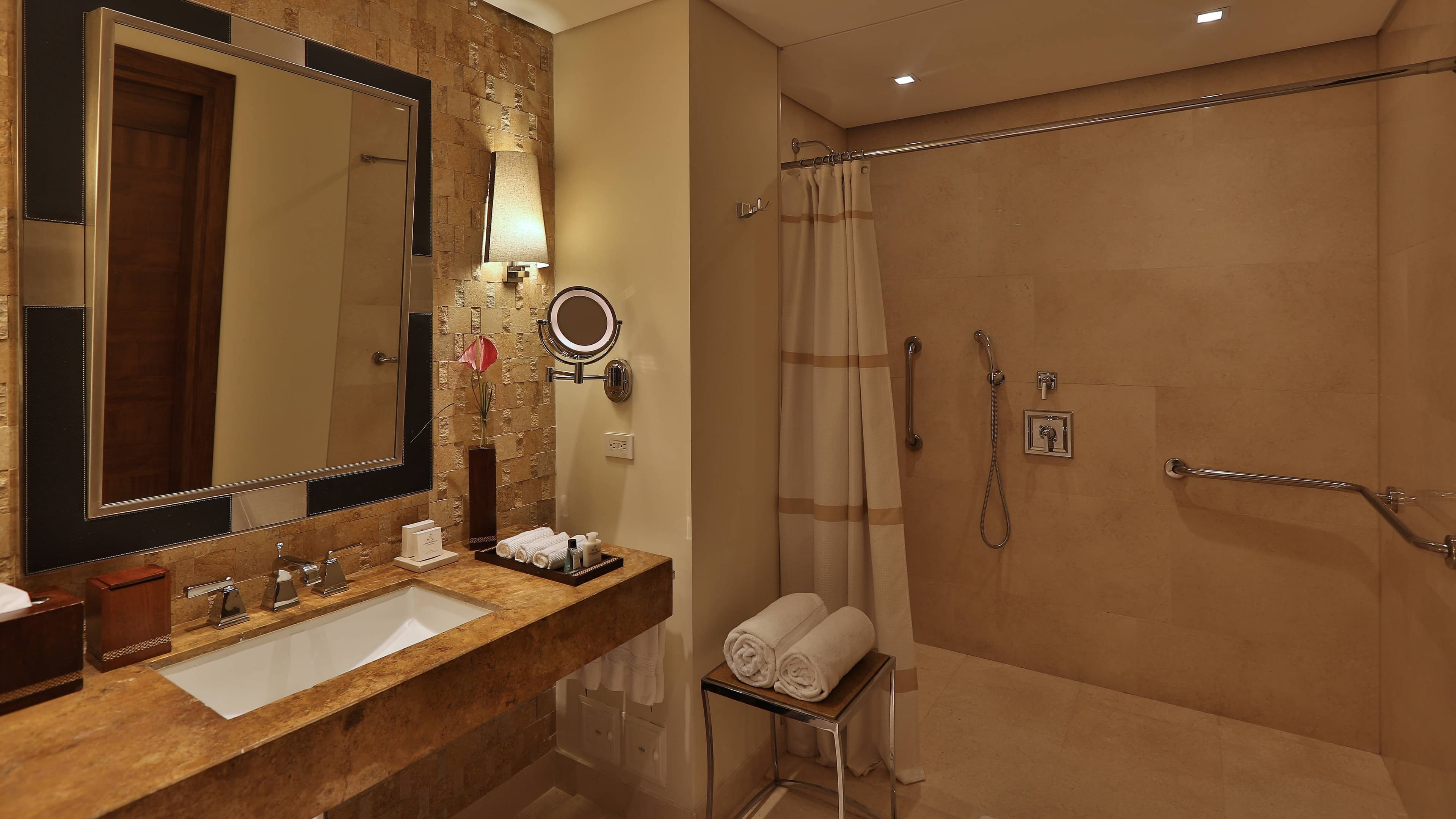 Deluxe Guest room - Image 6