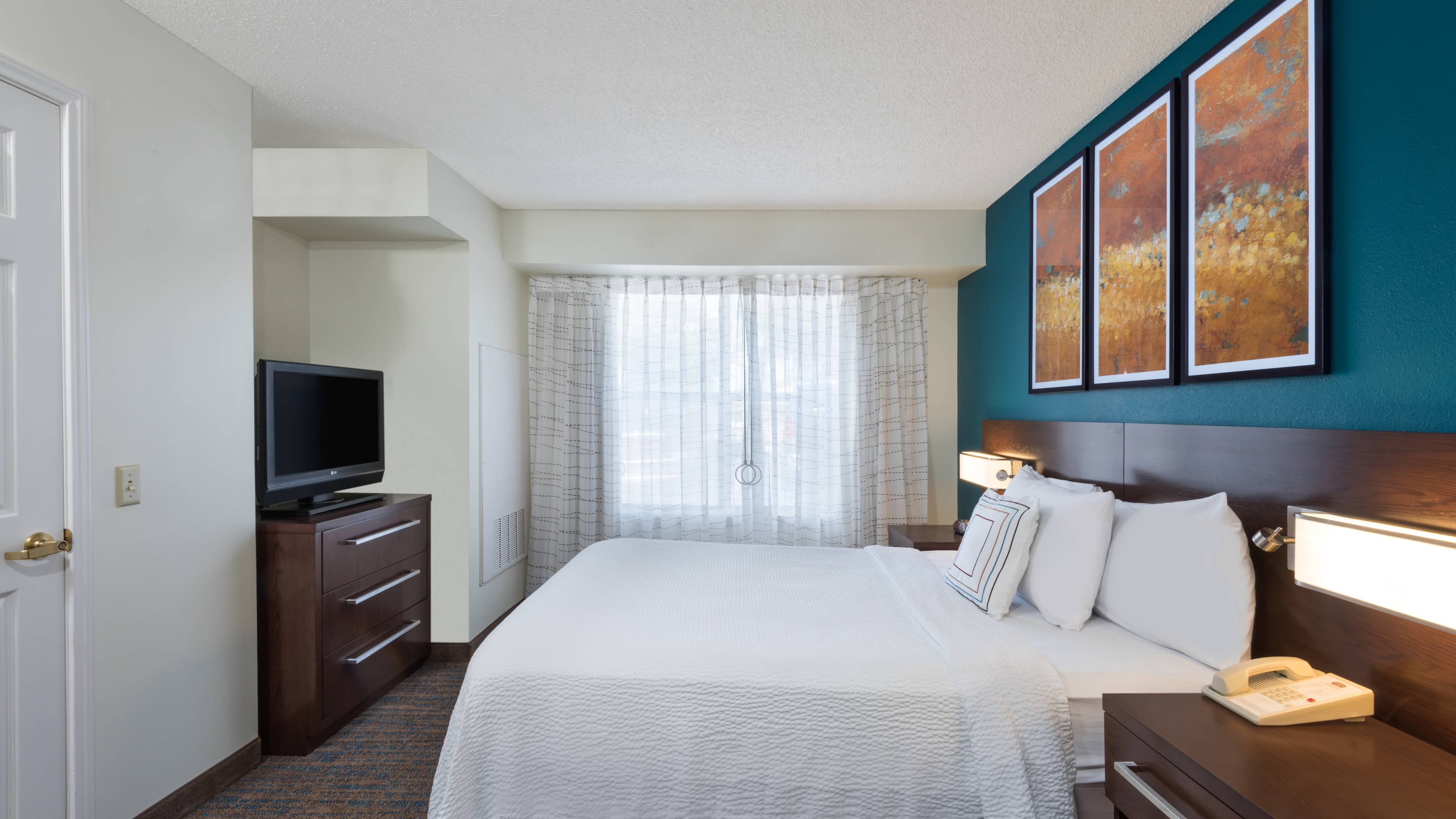 1 Bedroom 2 Room Suite - Image 1