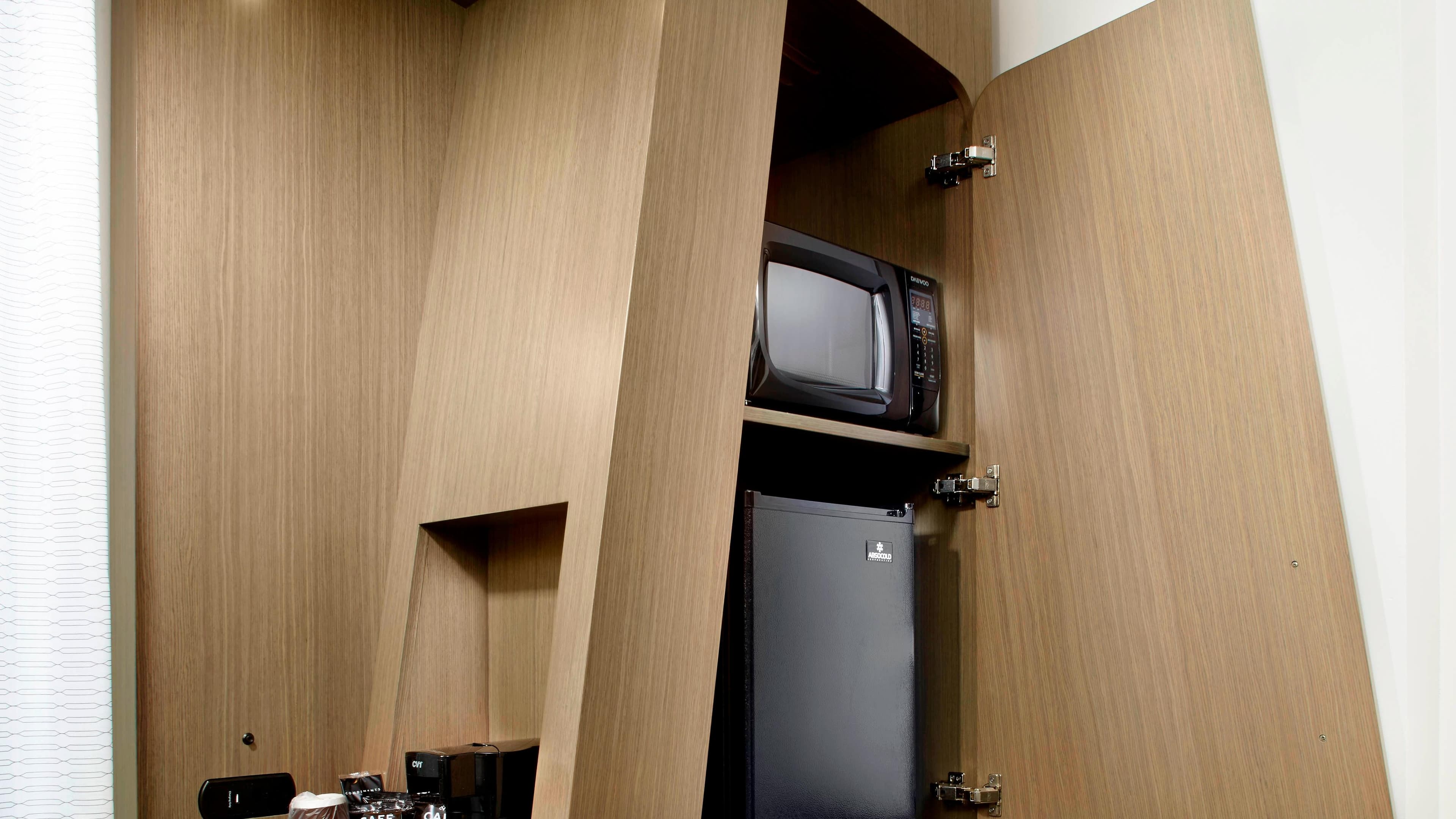 Queen Queen Guest Room - Image 4