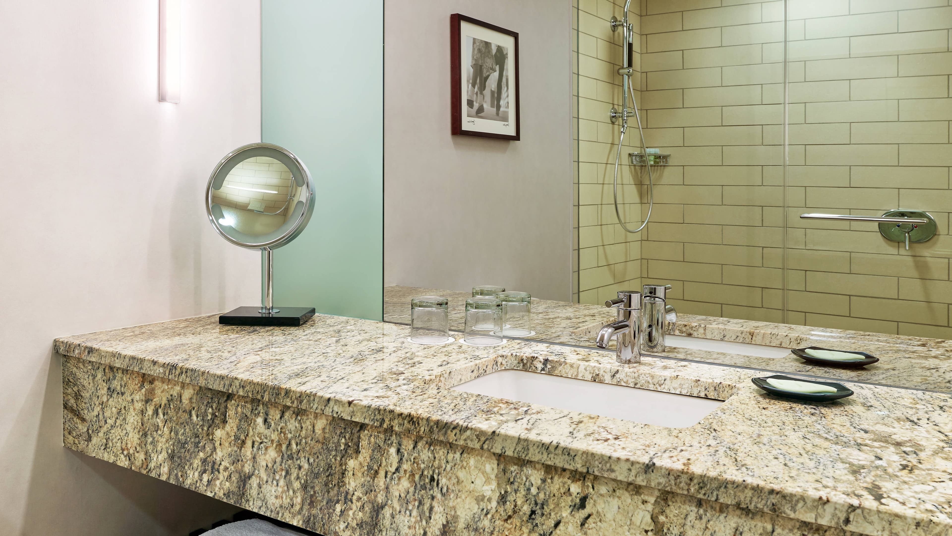 Deluxe Queen Queen - Image 2