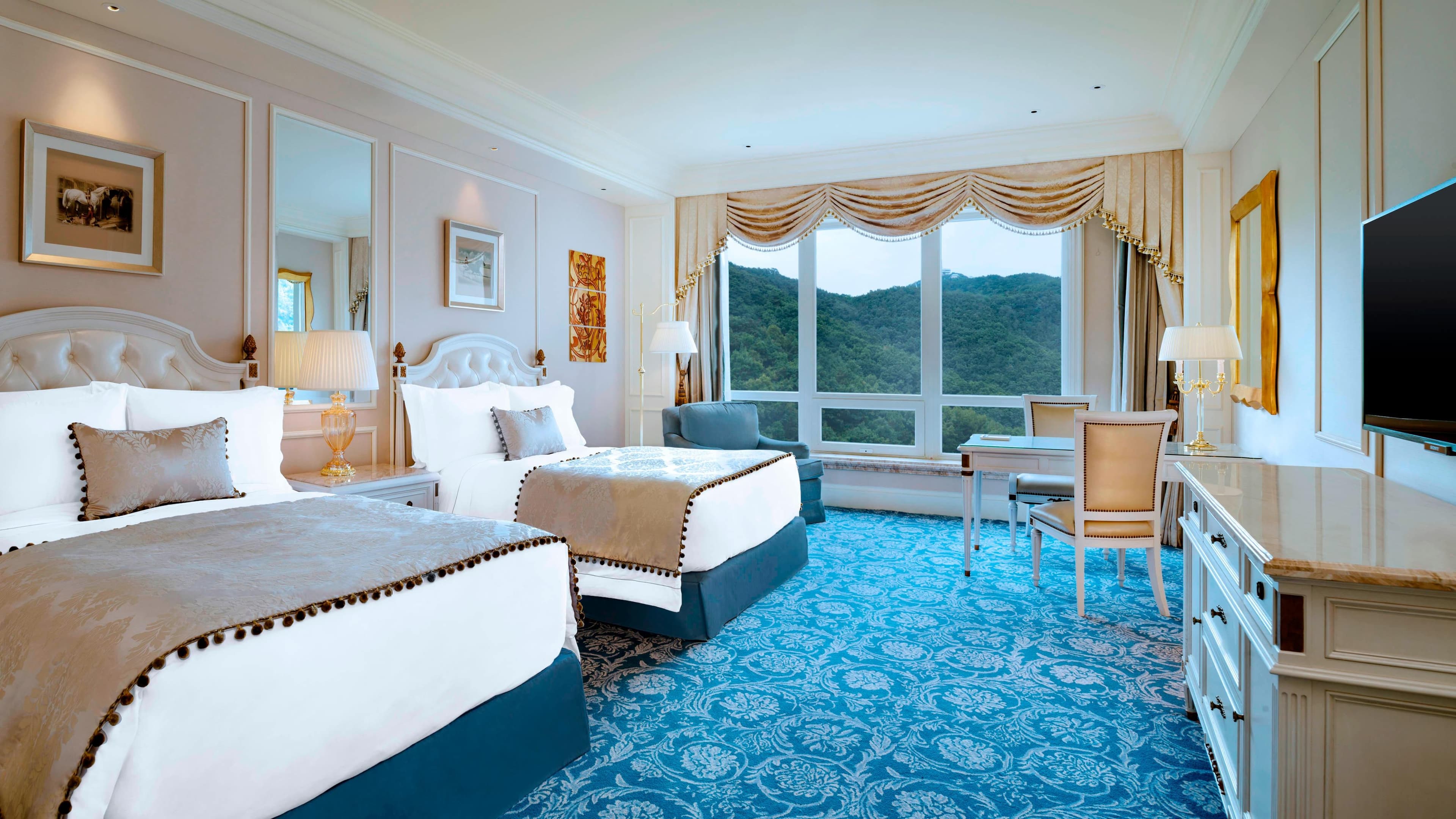 Deluxe Mountain Room - Image 1