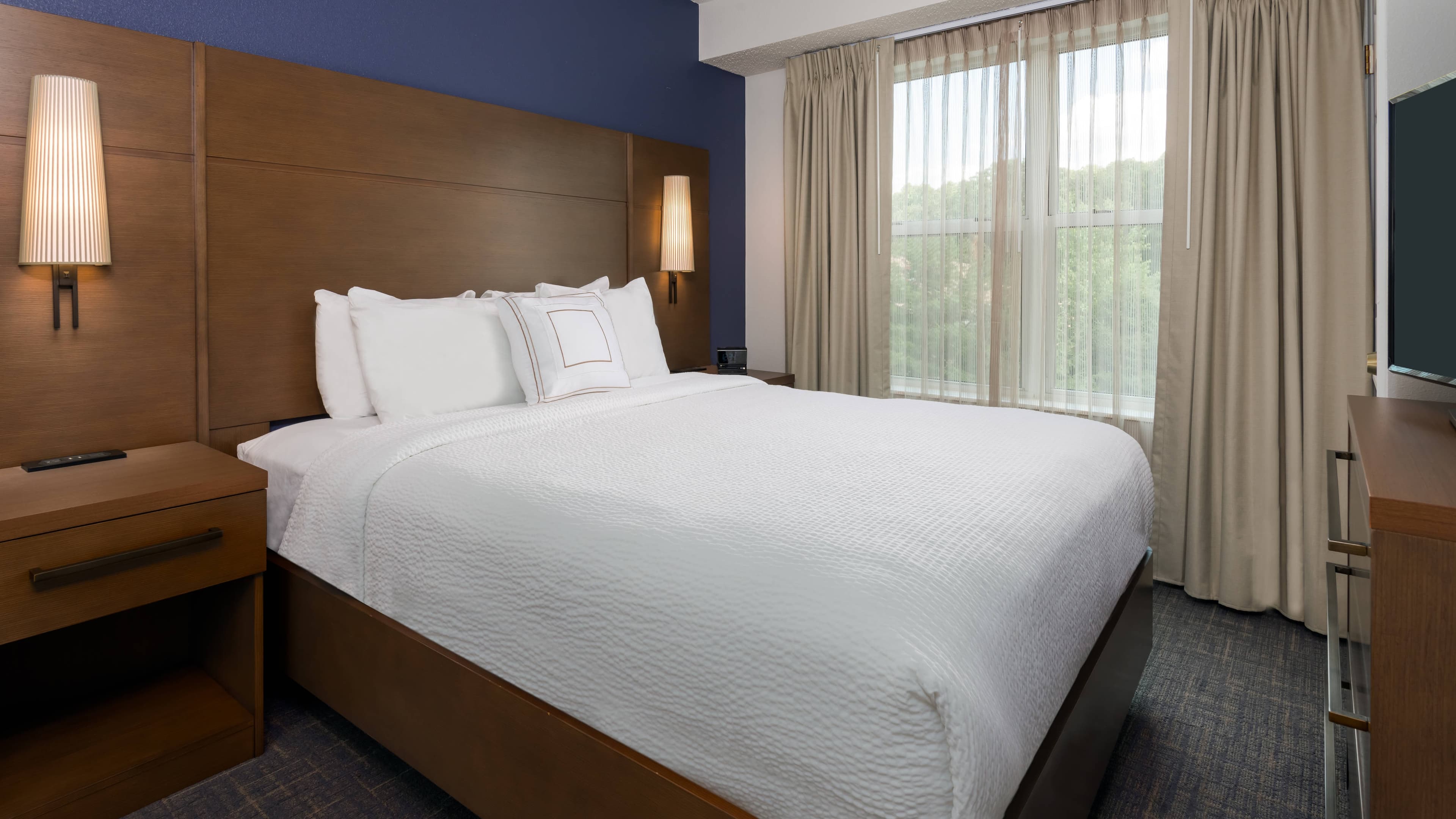 1 Bedroom 2 room Suite - Image 4