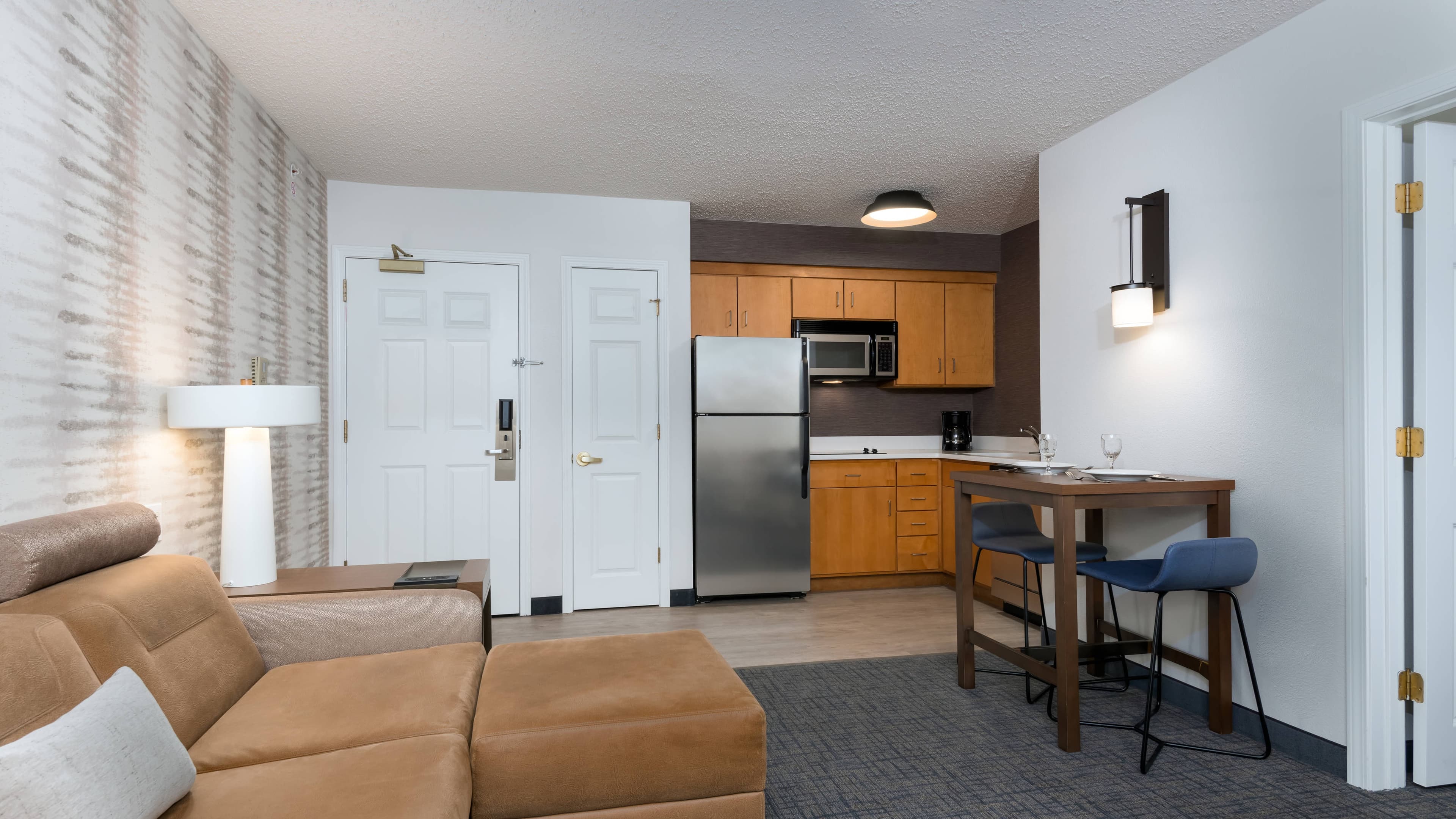 1 Bedroom 2 room Suite - Image 2