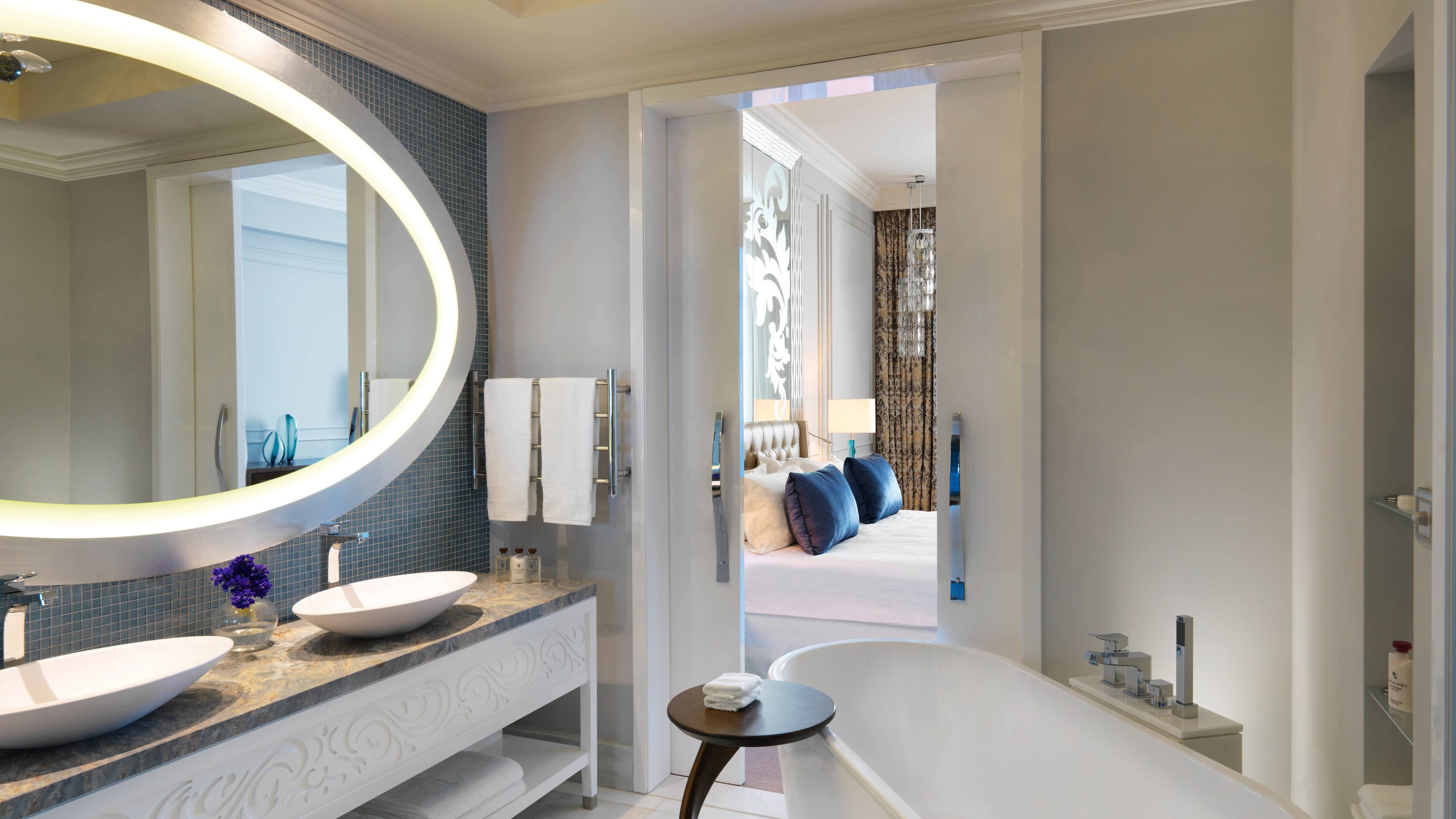 Deluxe Guest room - Image 10