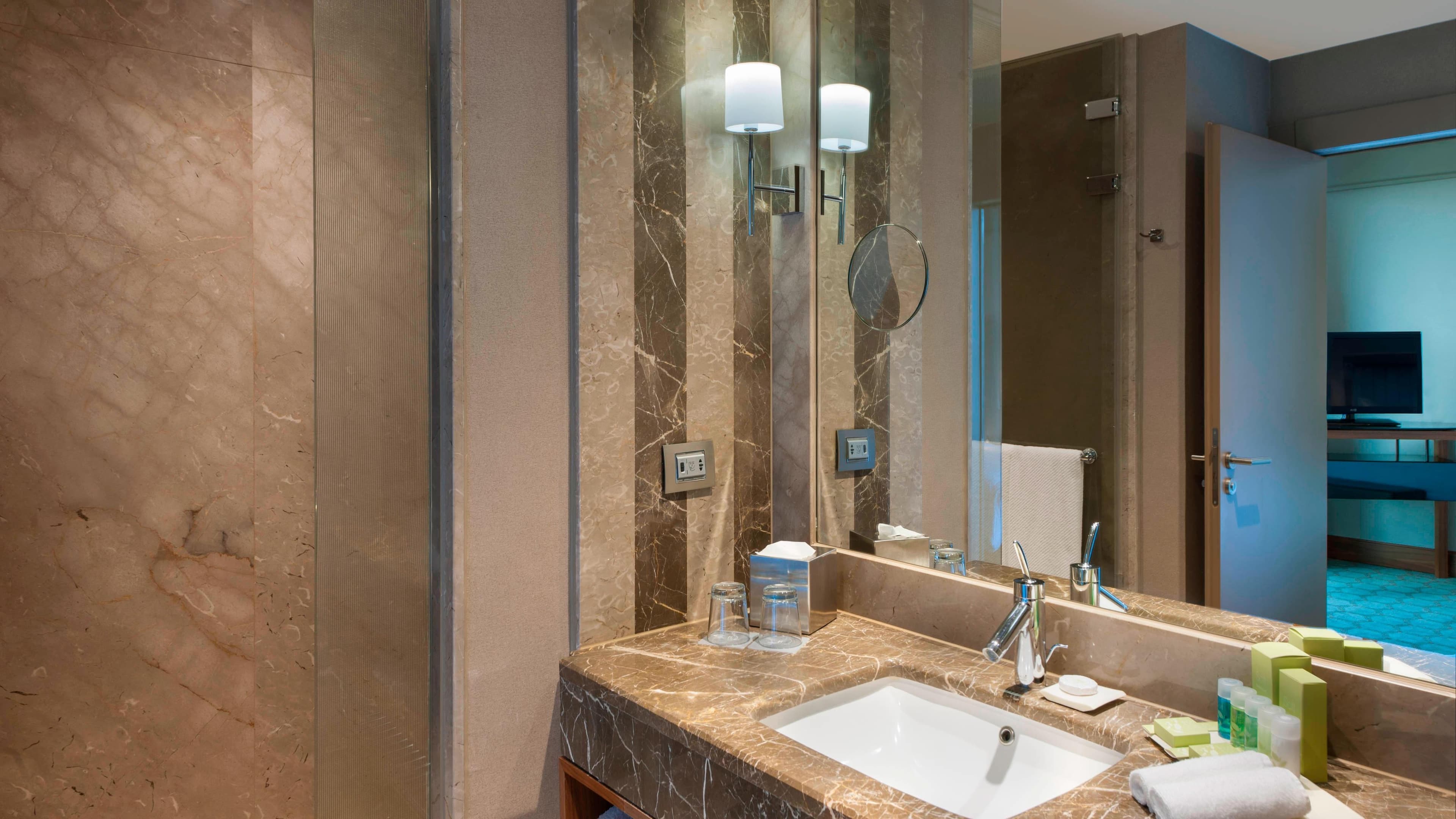 Deluxe City1 King Bed - Image 6