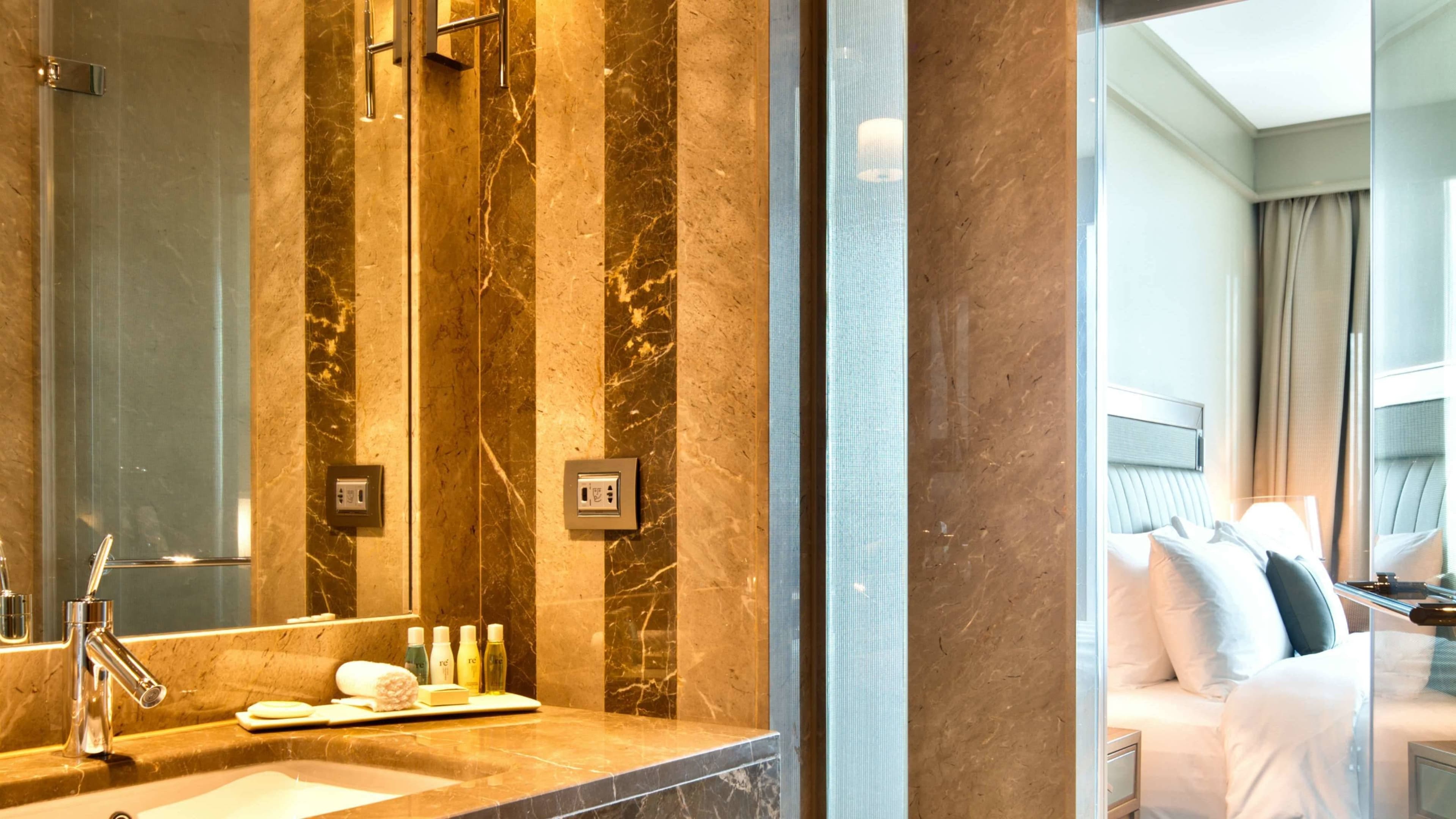 Deluxe City1 King Bed - Image 4