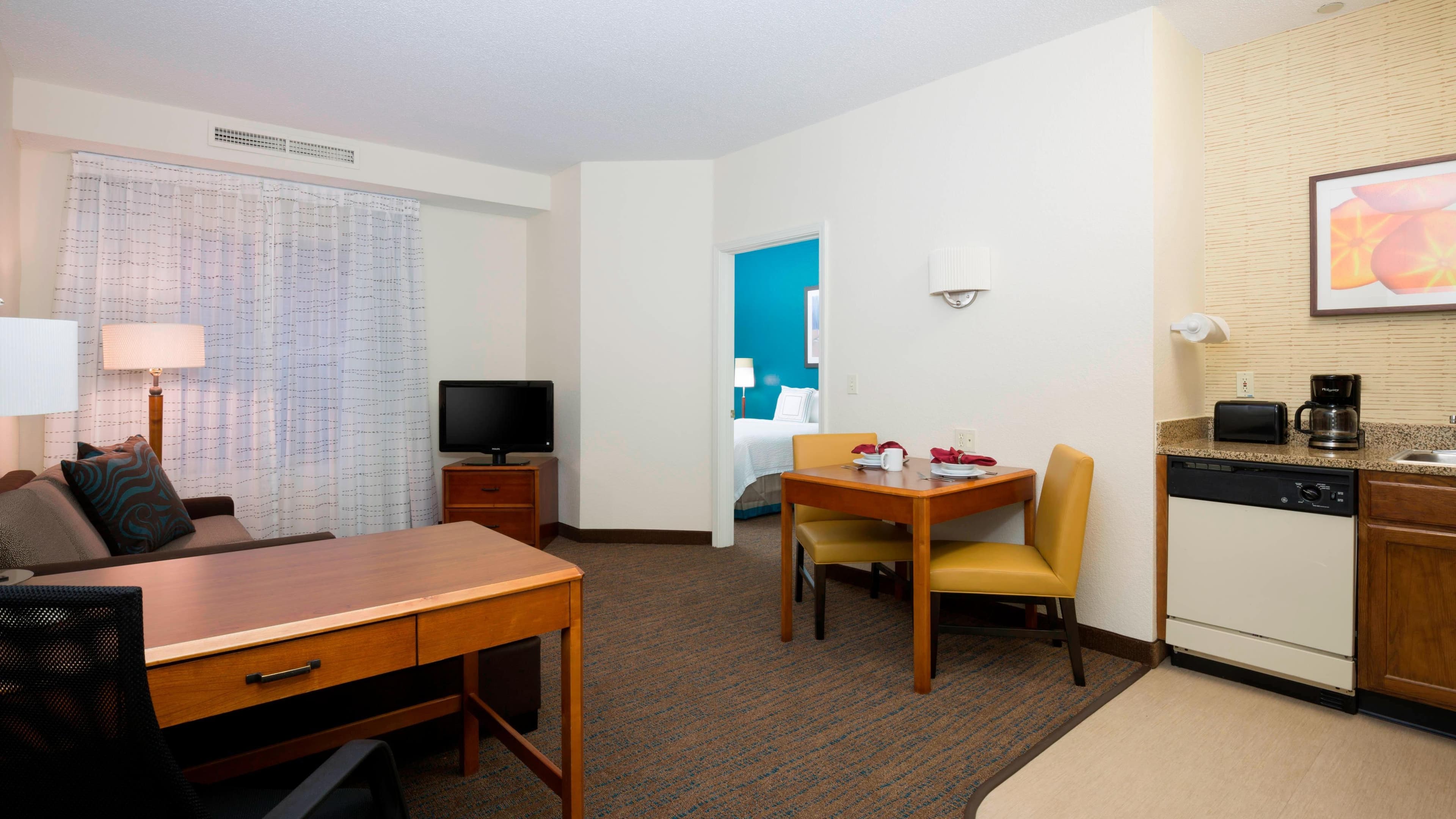 1 Bedroom 2 Room Suite - Image 1