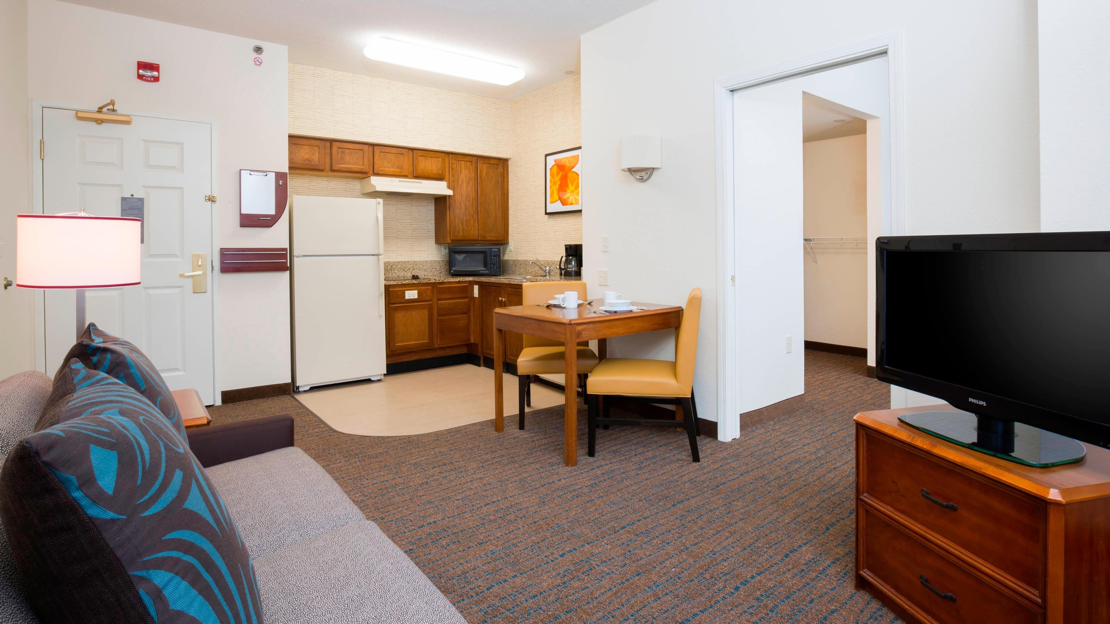 1 Bedroom 2 Room Suite - Image 3