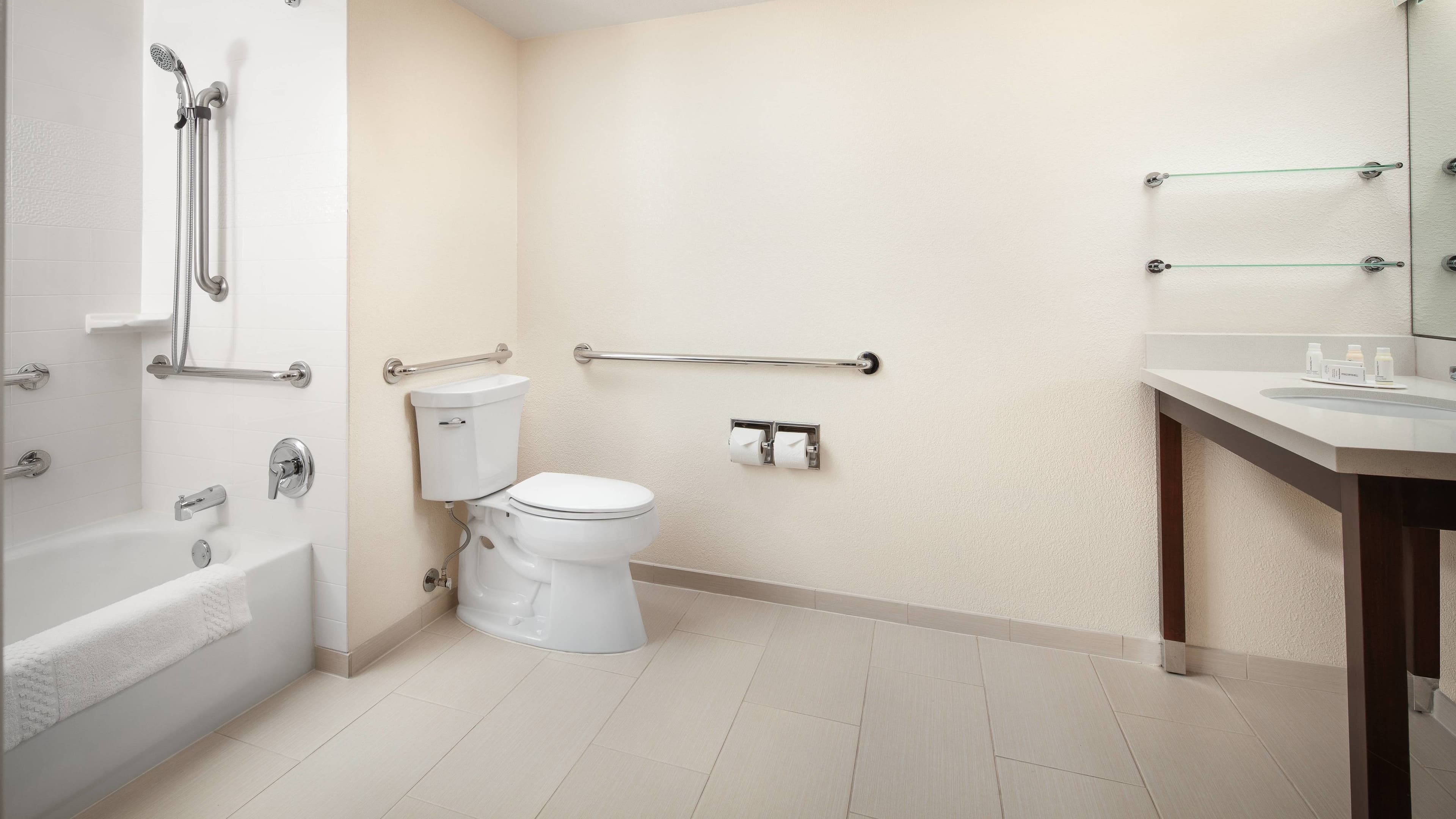 Accessible bathroom - Image 5