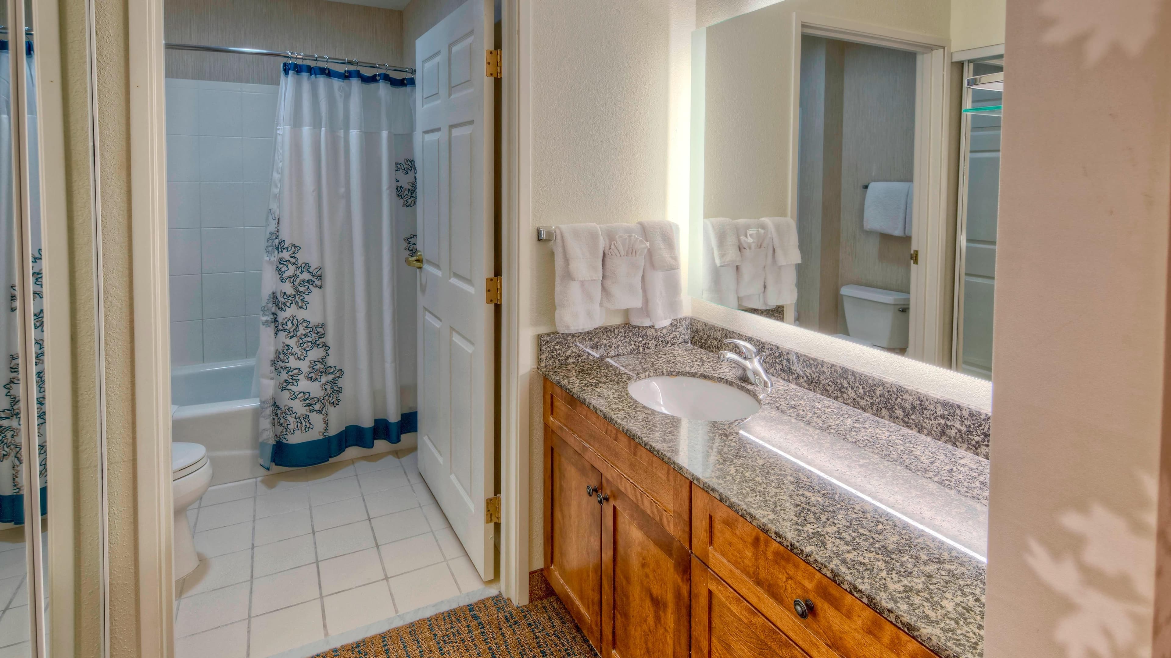 One Bedroom Queen Suite - Image 3