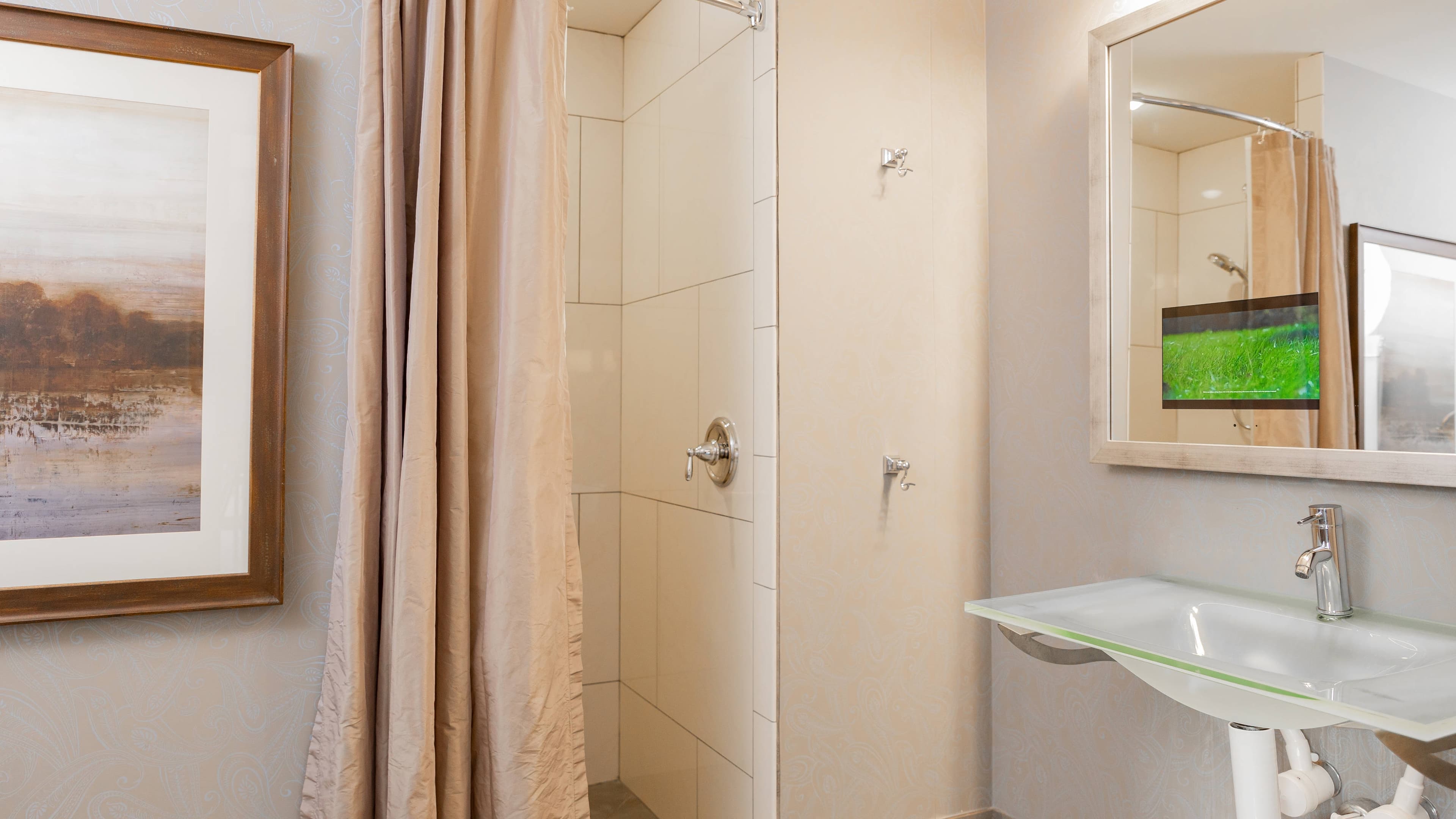 Guest Room - Image 3