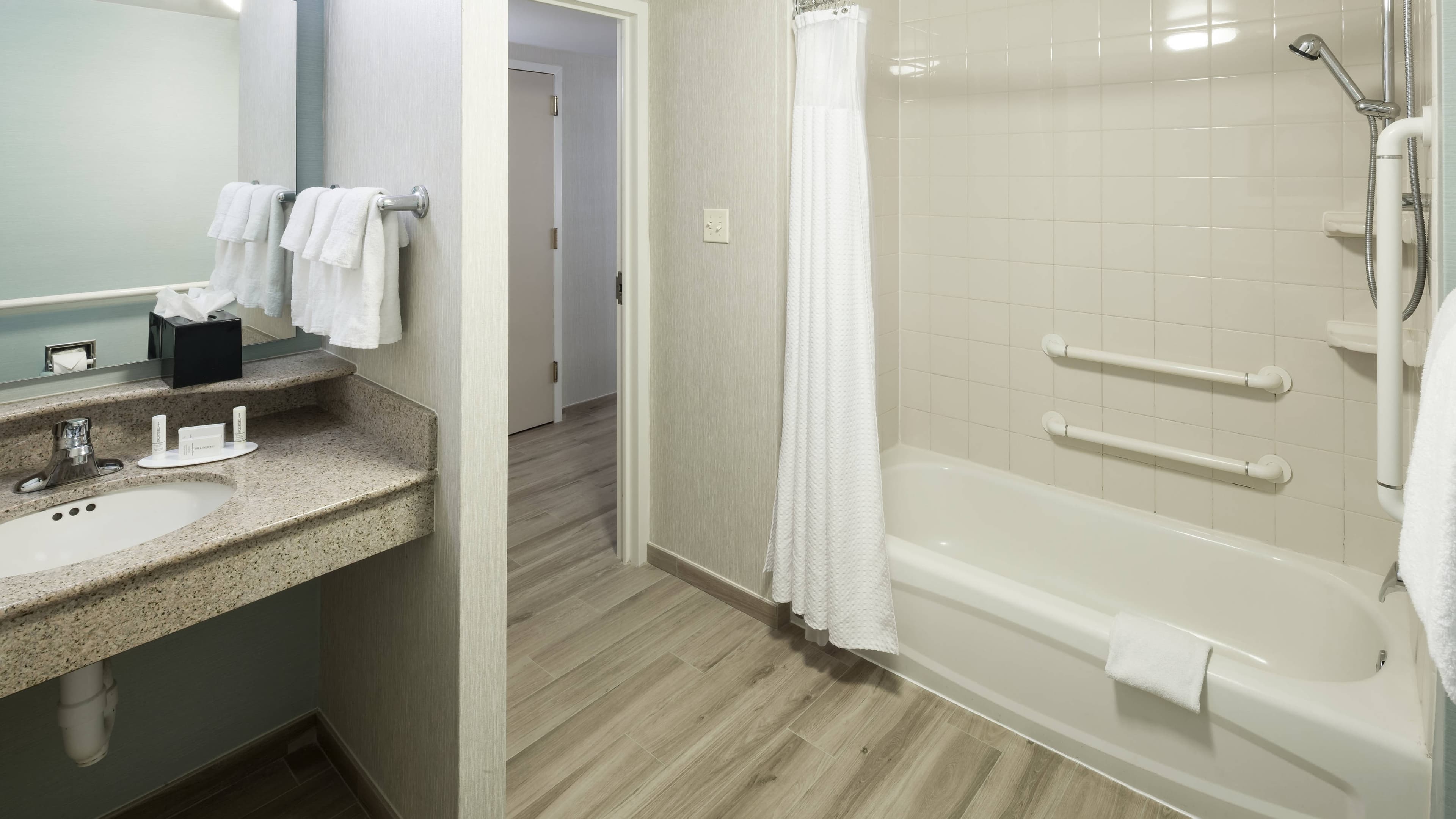 Deluxe Guest room - Image 8