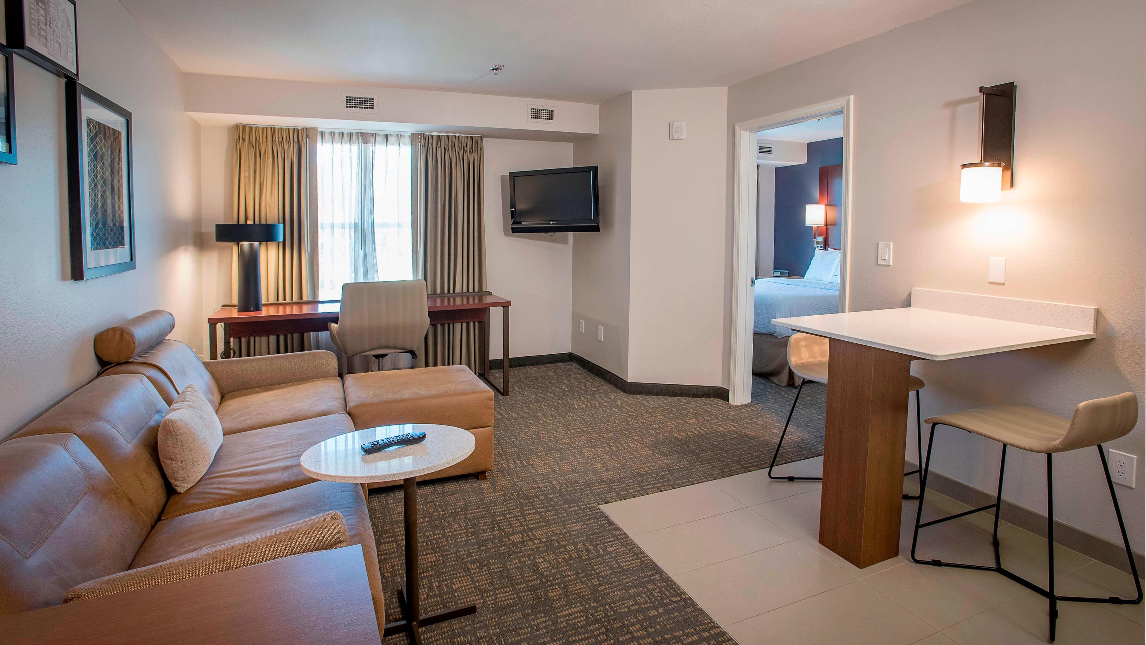 1 Bedroom 2 room Suite - Image 1