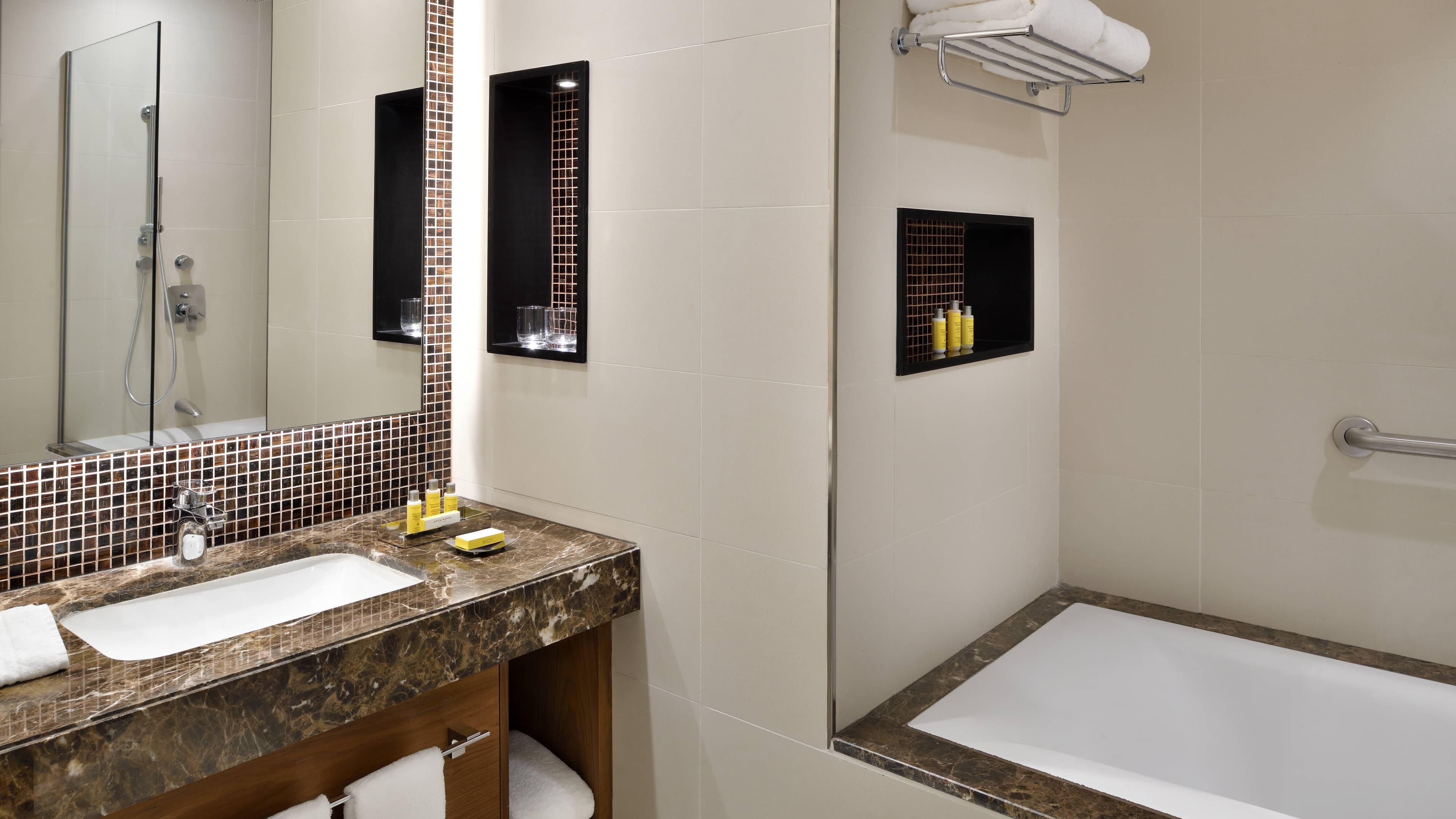 Deluxe Room - Image 4