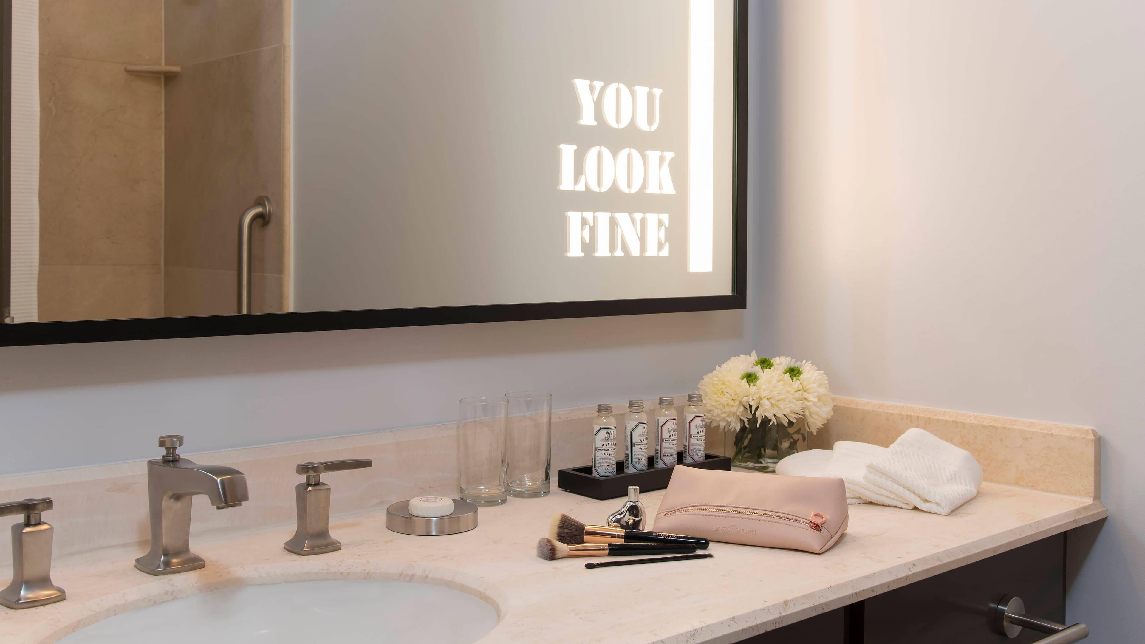 Club lounge access - Image 3