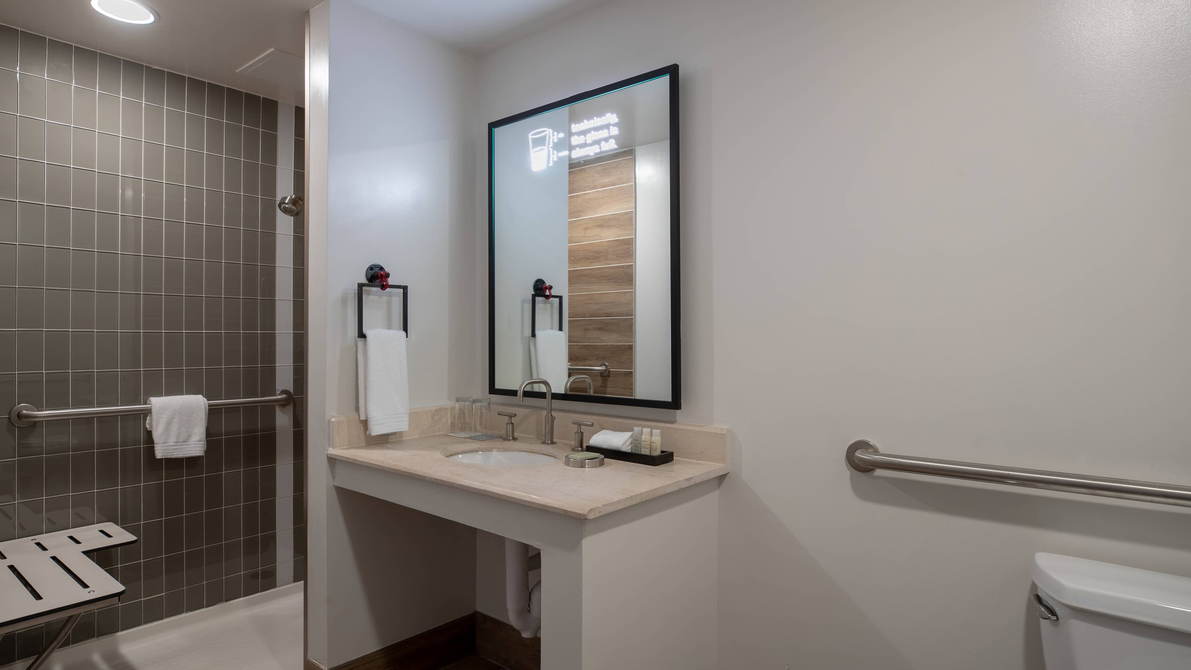 Club lounge access - Image 4