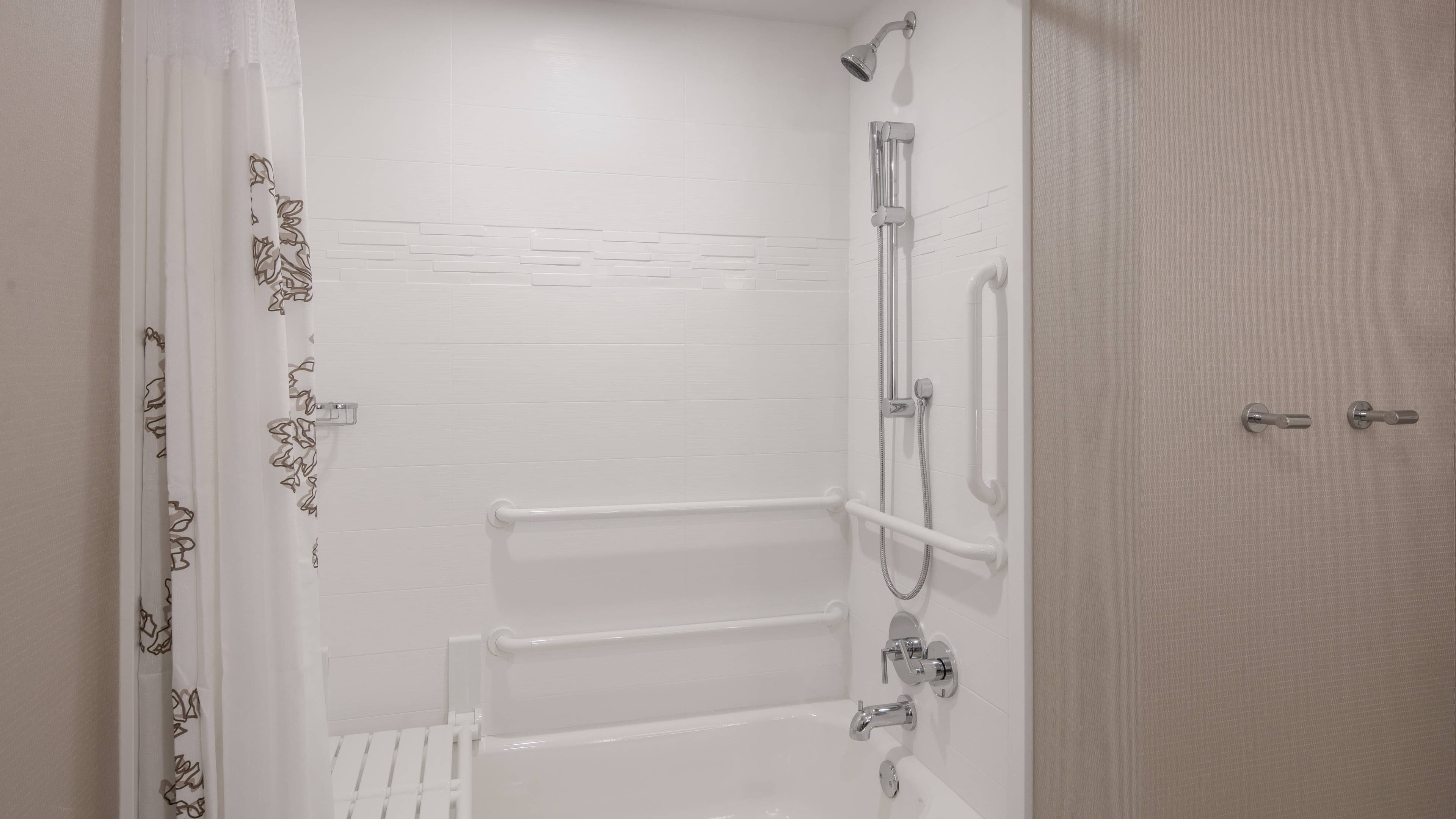 Standard King Guest Room - Image 7