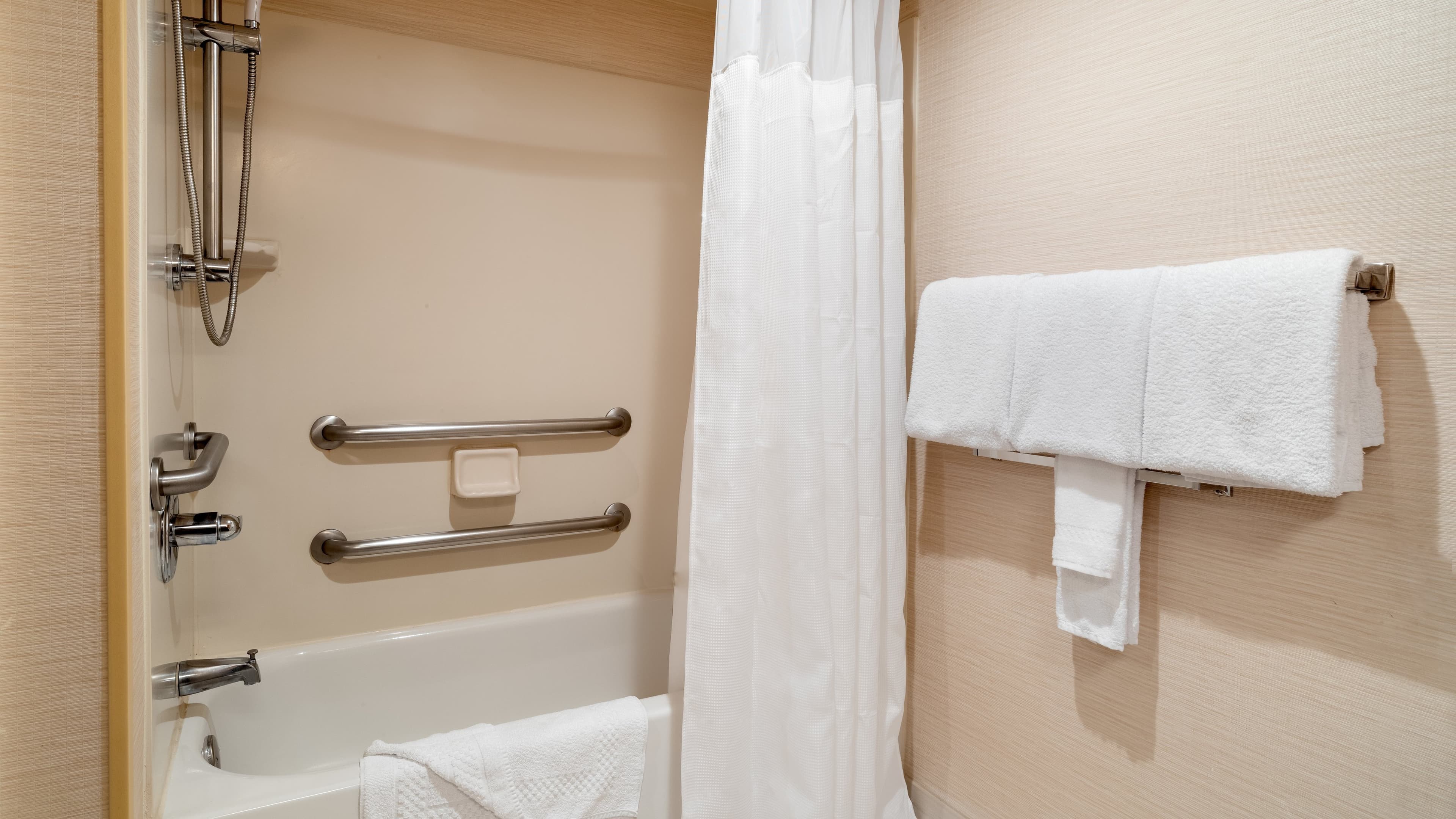 2 Queen Beds - Image 4