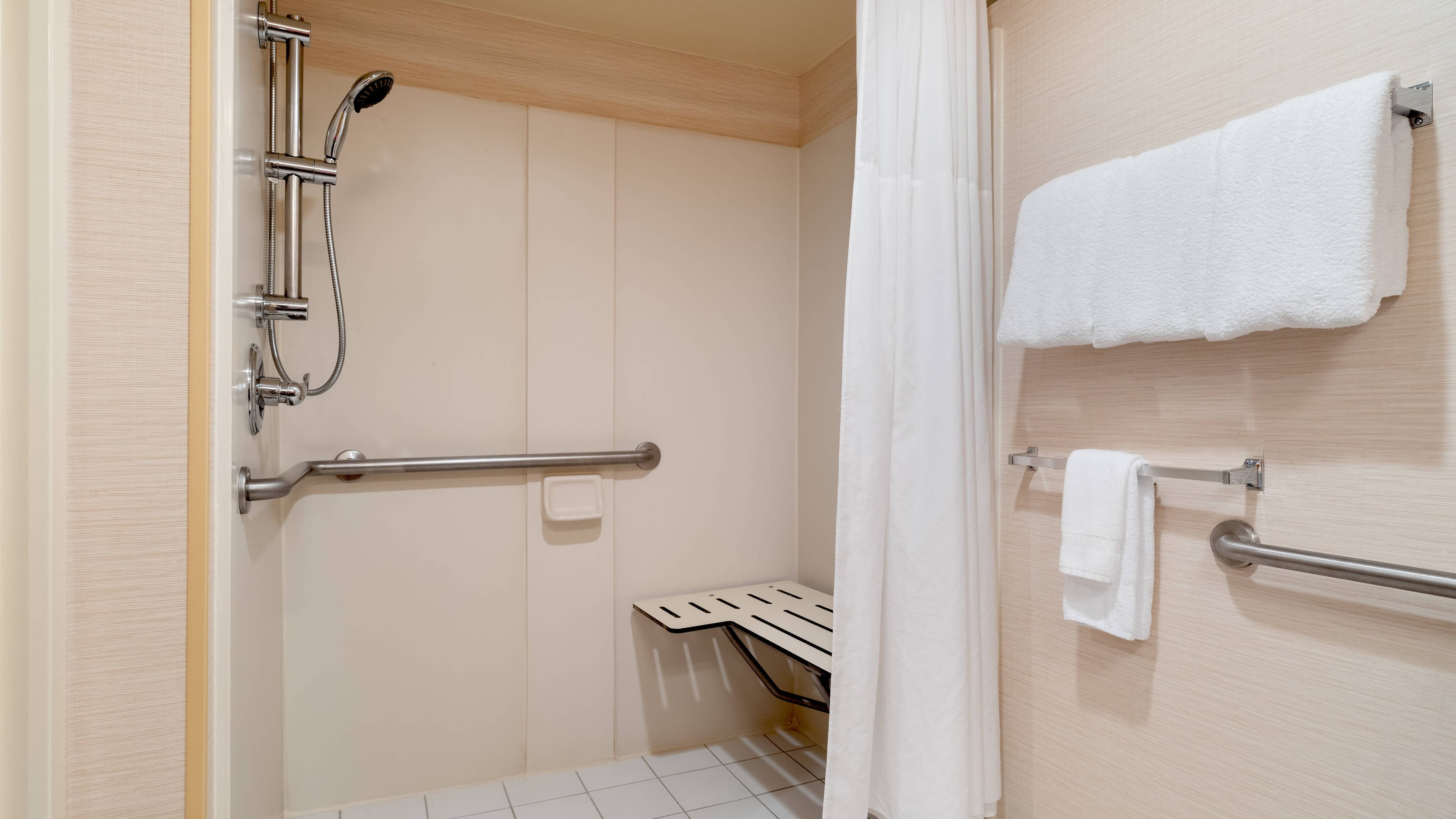 2 Queen Beds - Image 5