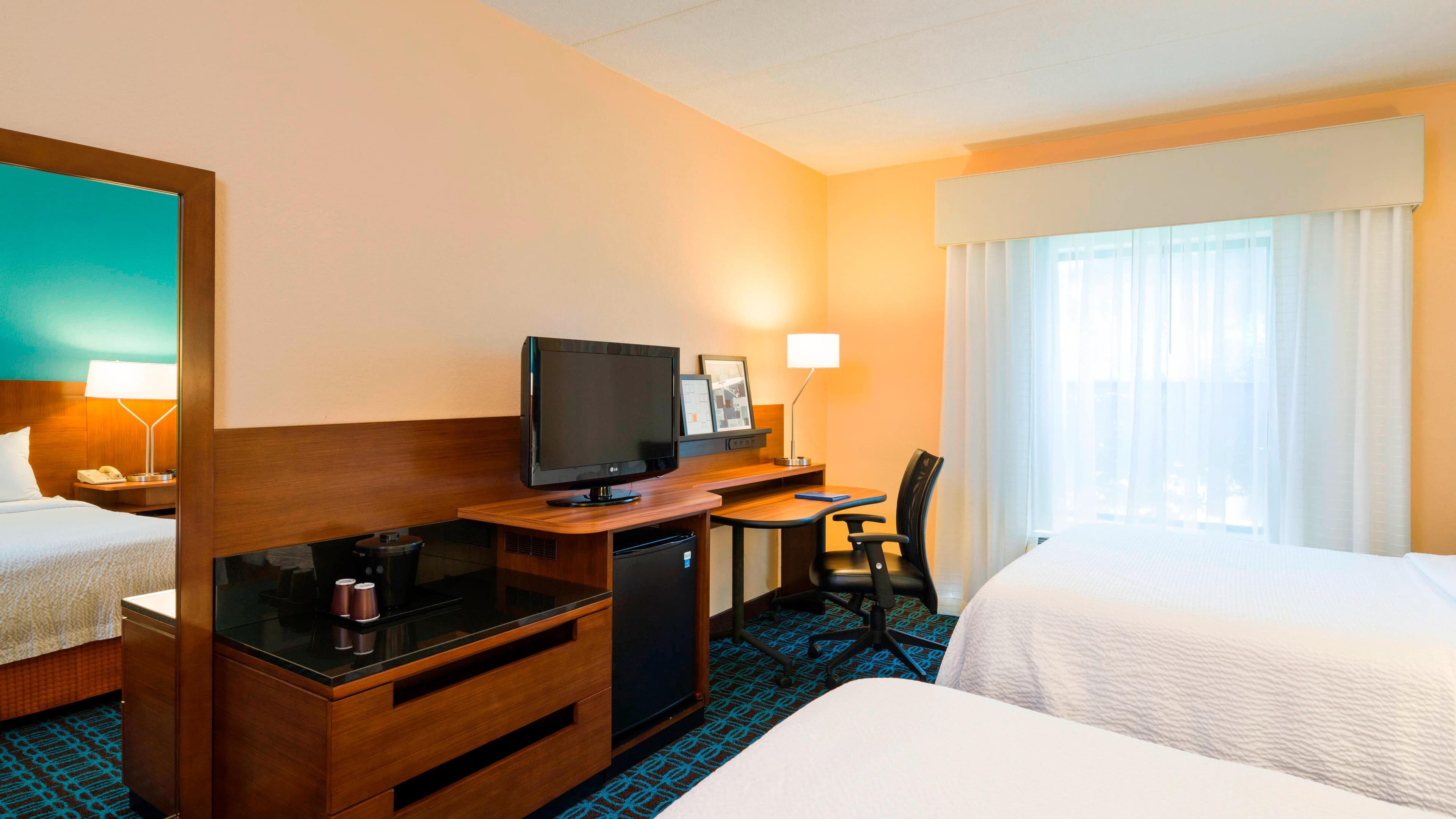 2 Queen Beds - Image 2