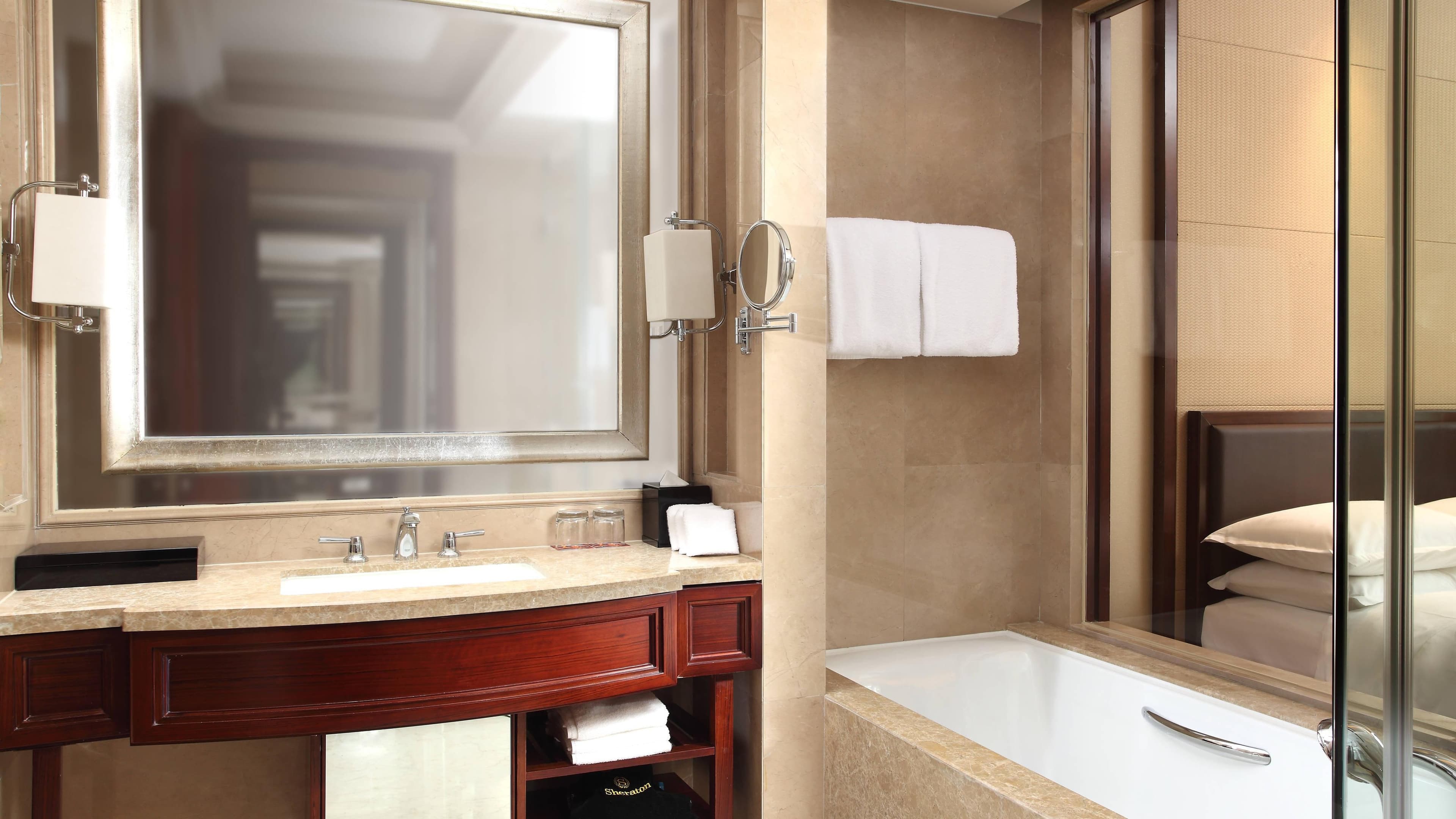 Deluxe King Room - Image 5