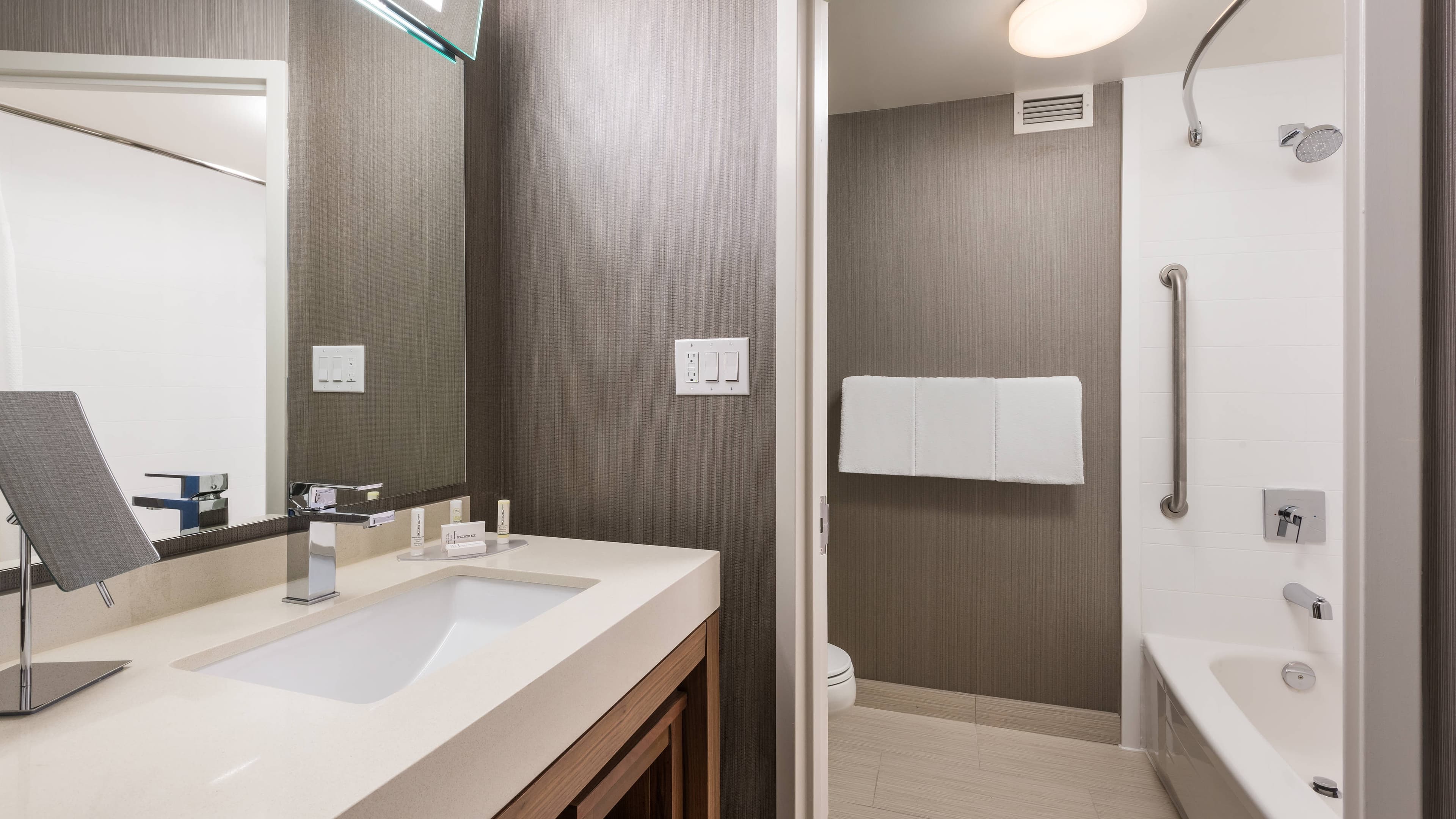 1 King Sofa Bed - Image 9