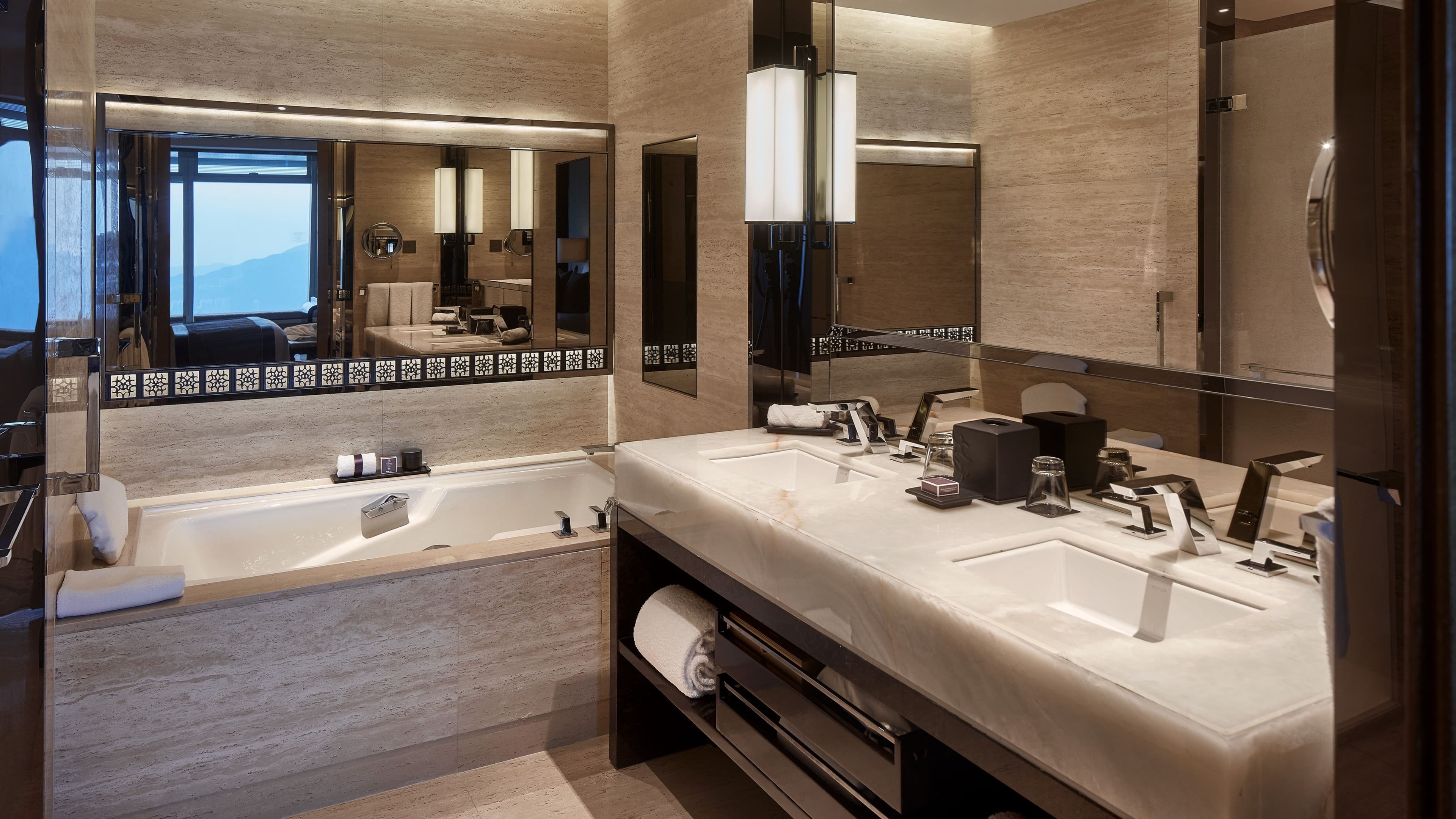 Deluxe Guest Room - Image 3