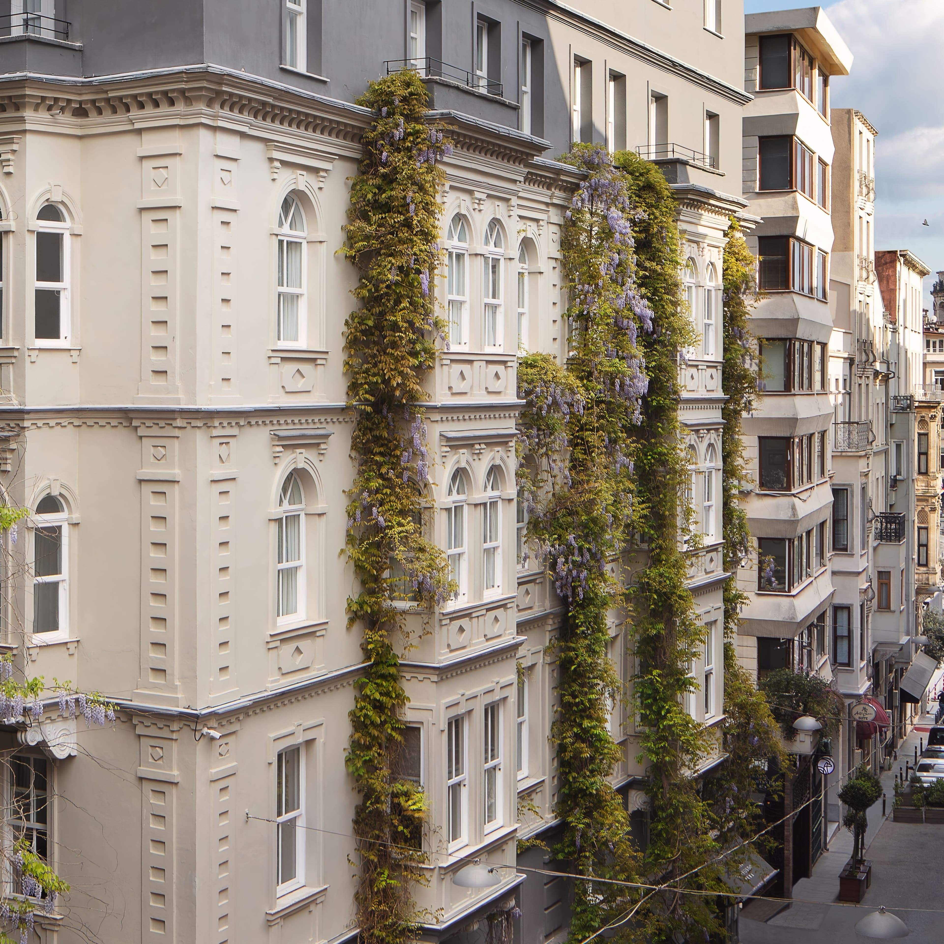 Adahan DeCamondo Pera, Autograph Collection