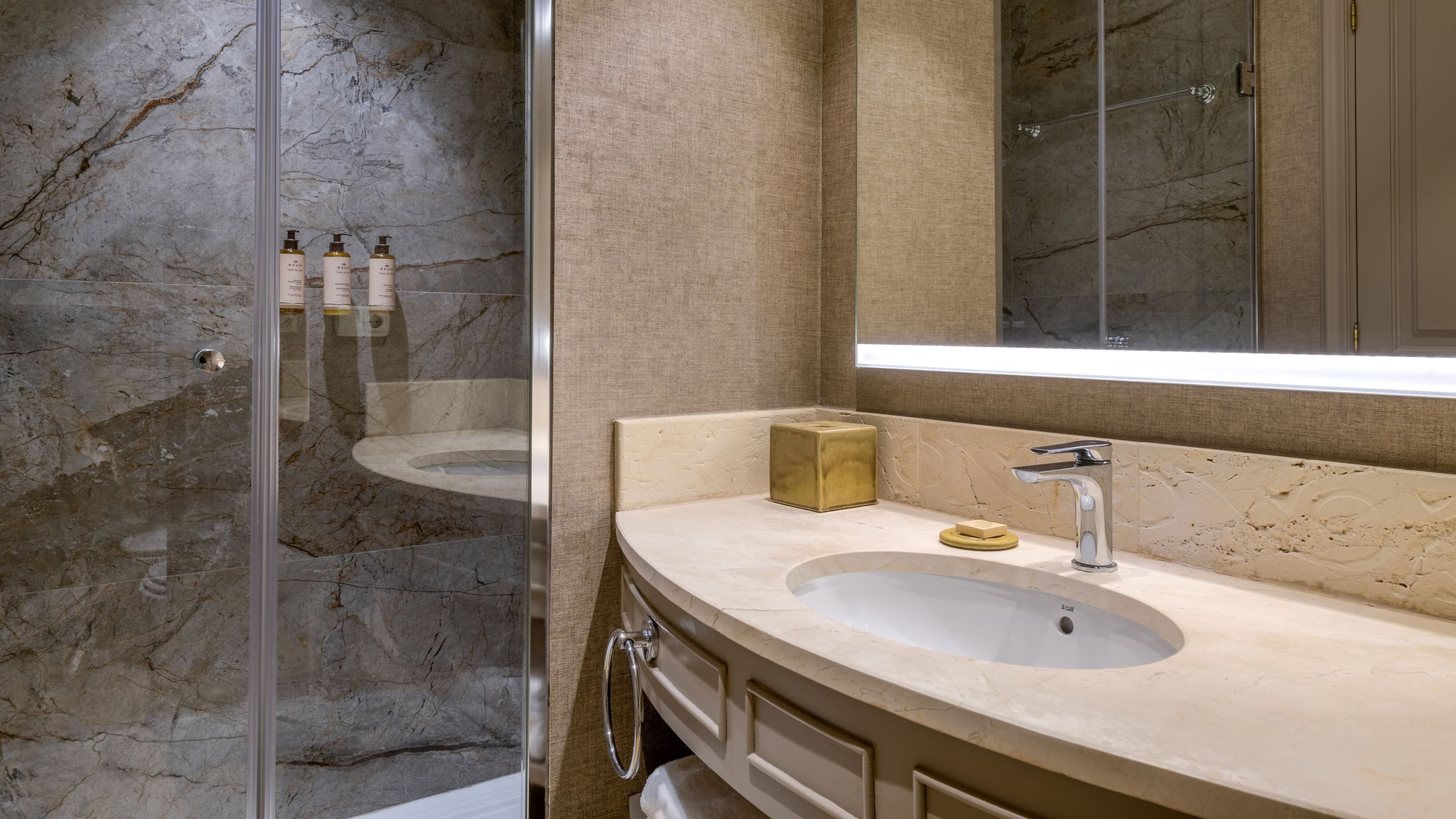 Deluxe Guest room - Image 5