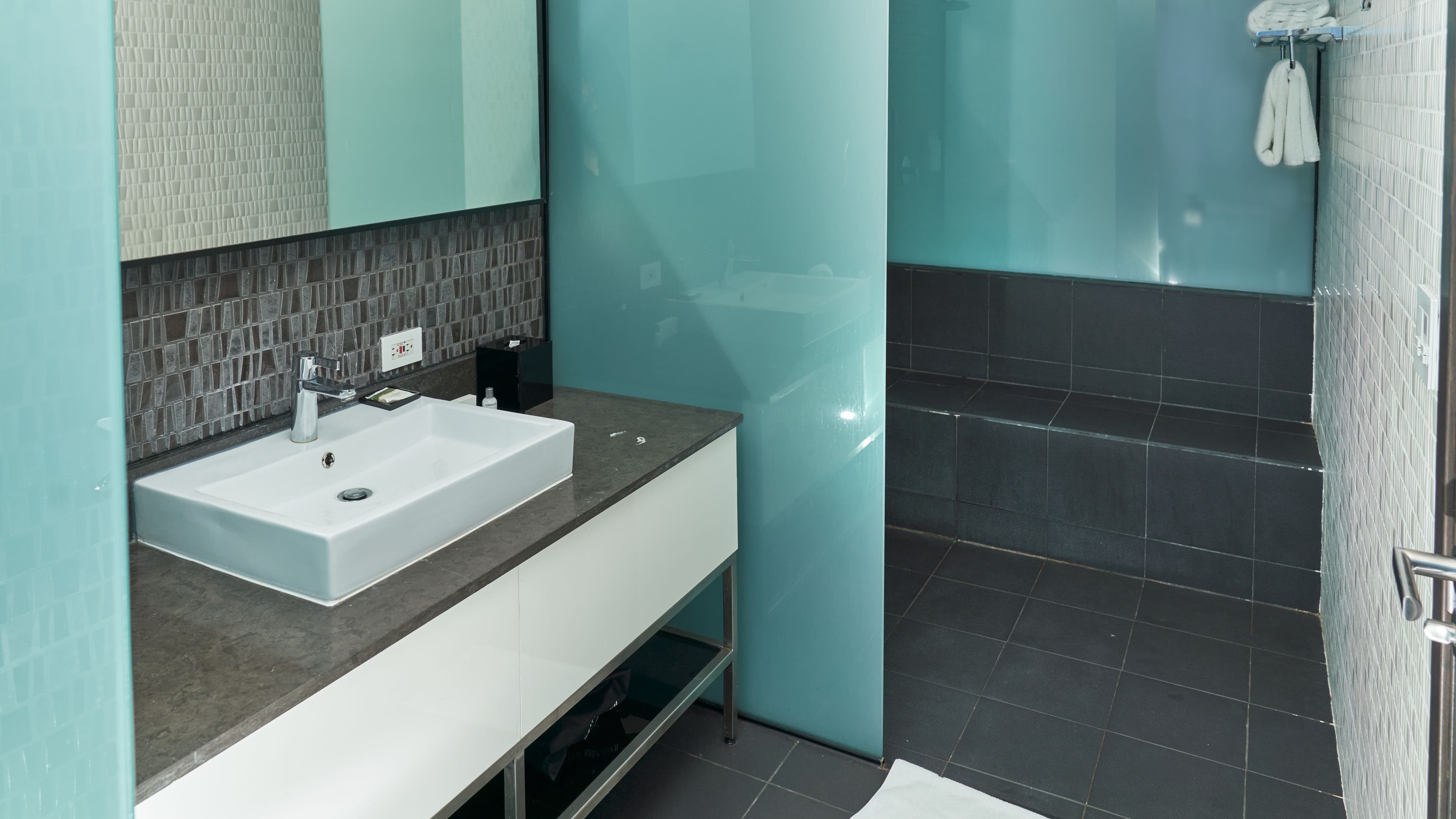 Deluxe 2 Double Beds - Image 5