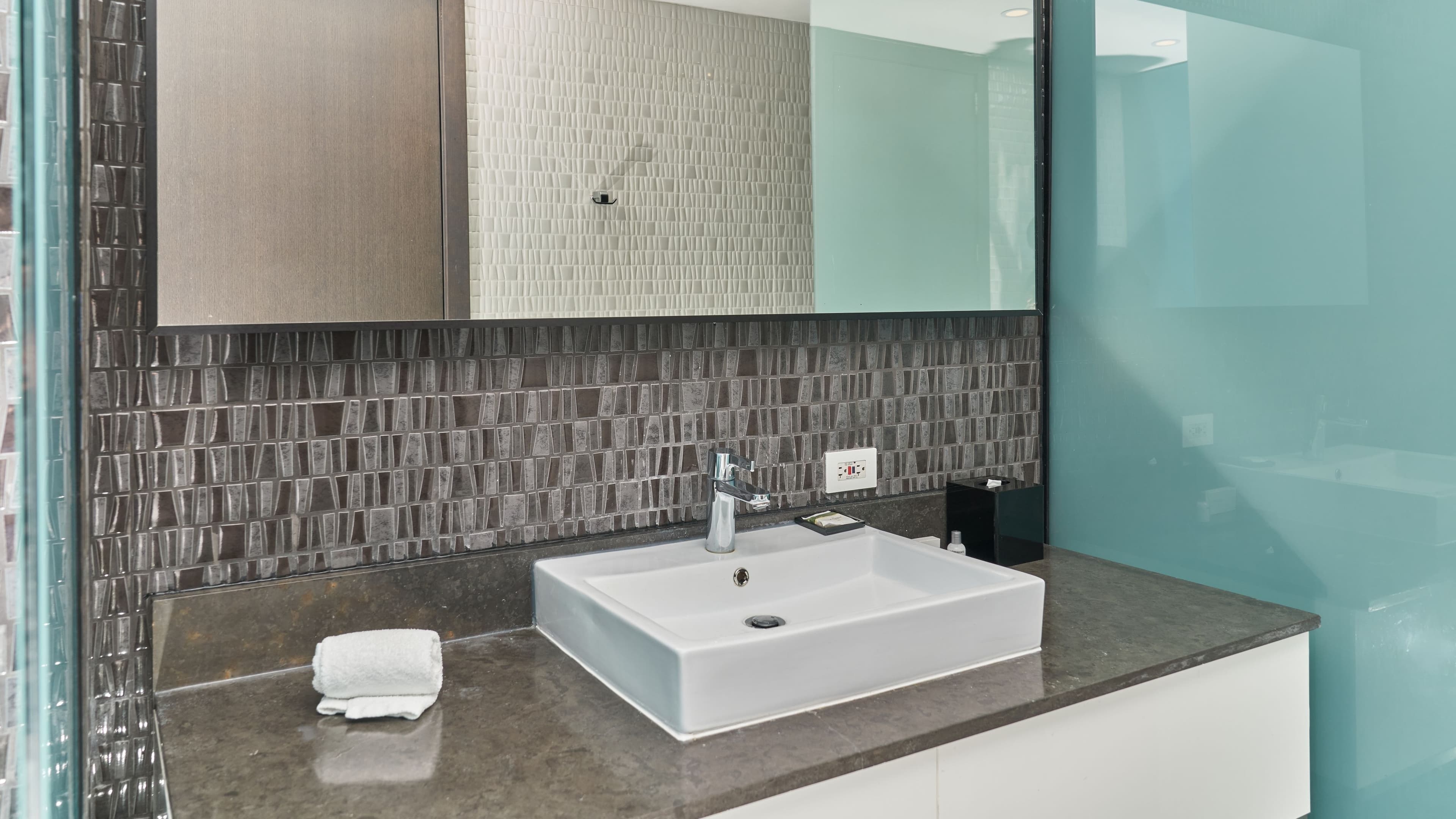 Deluxe 2 Double Beds - Image 4