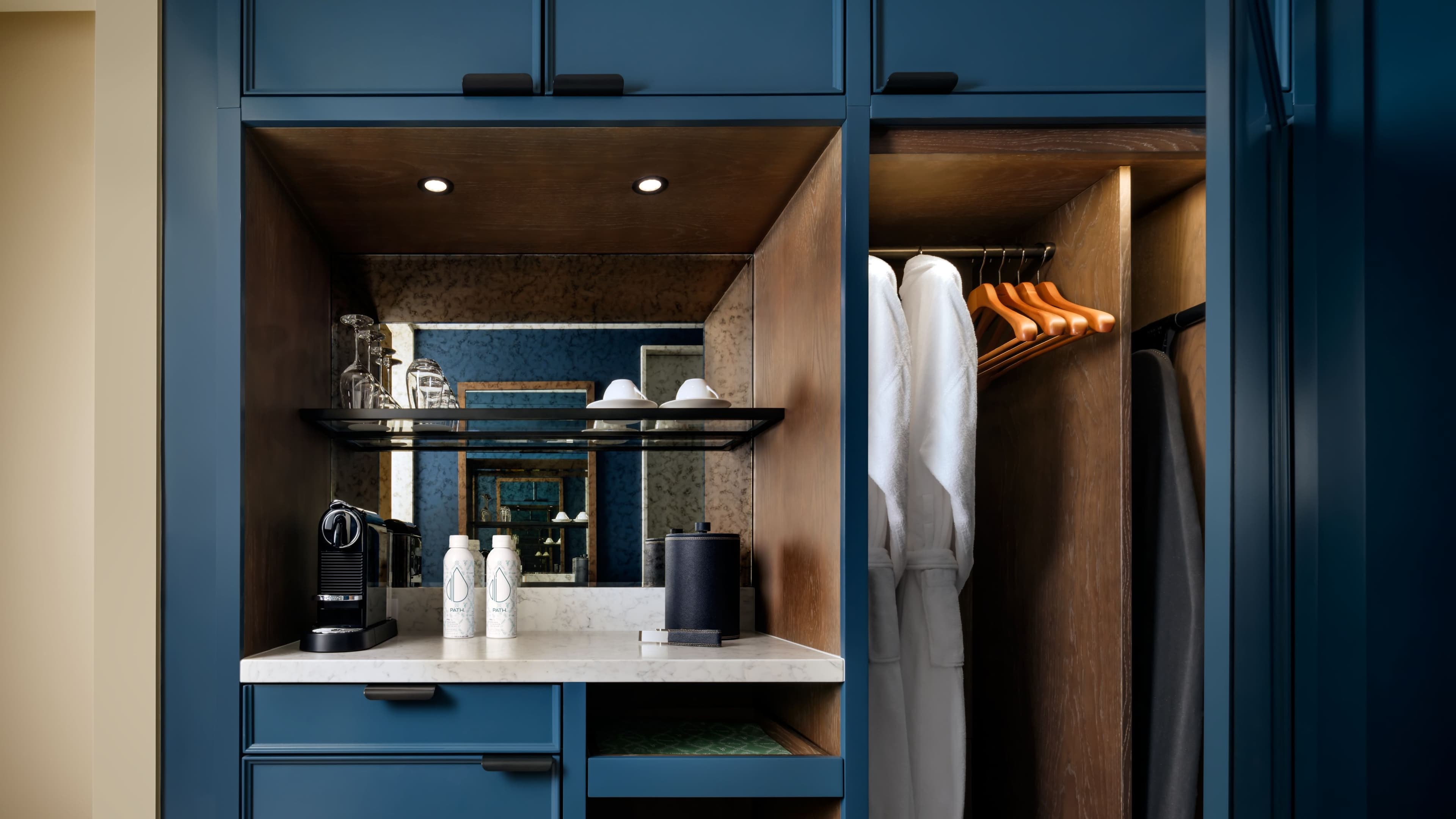 Deluxe Historic - Image 3