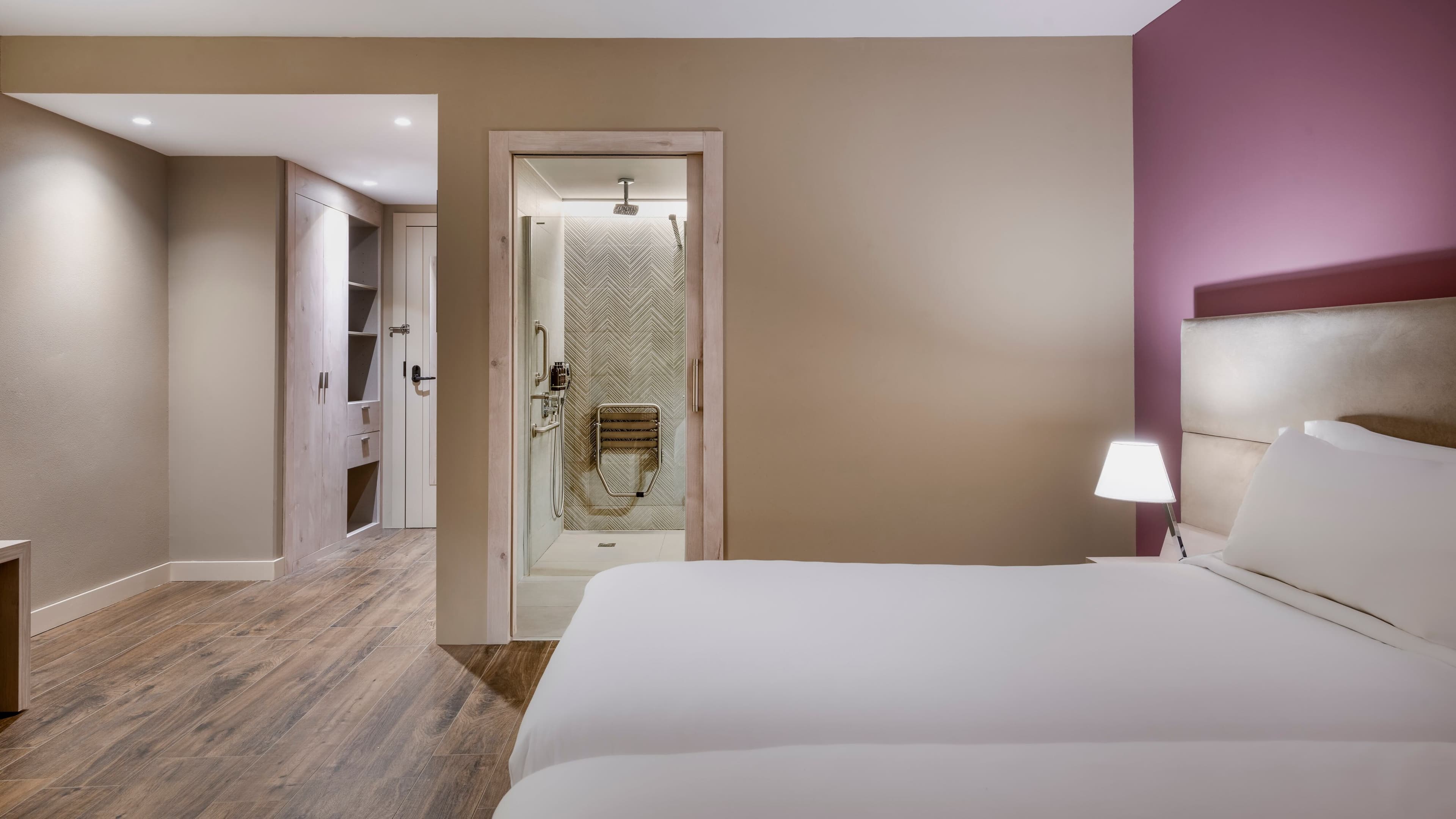 Deluxe Guest room - Image 5