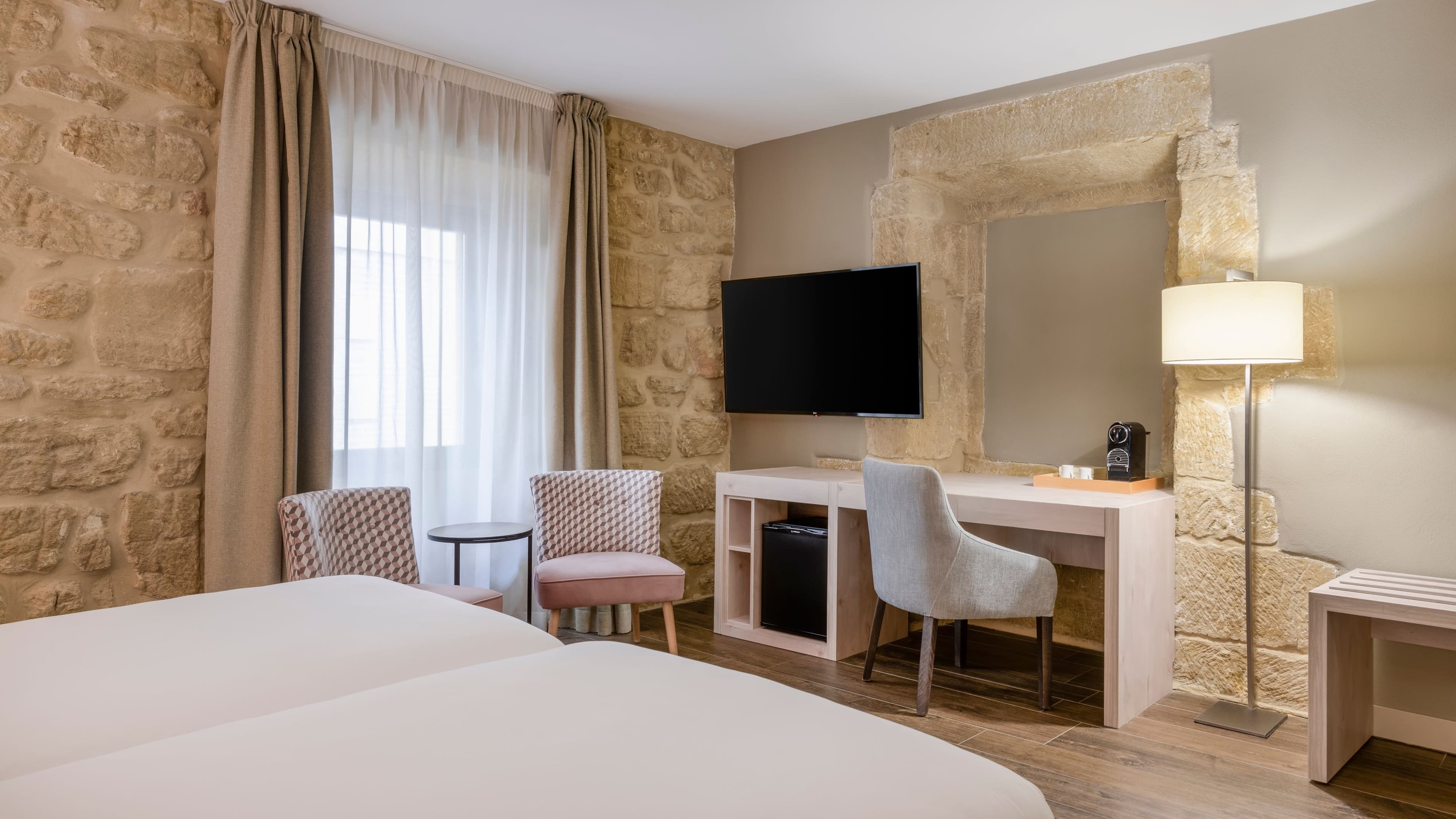 Deluxe Guest room - Image 6