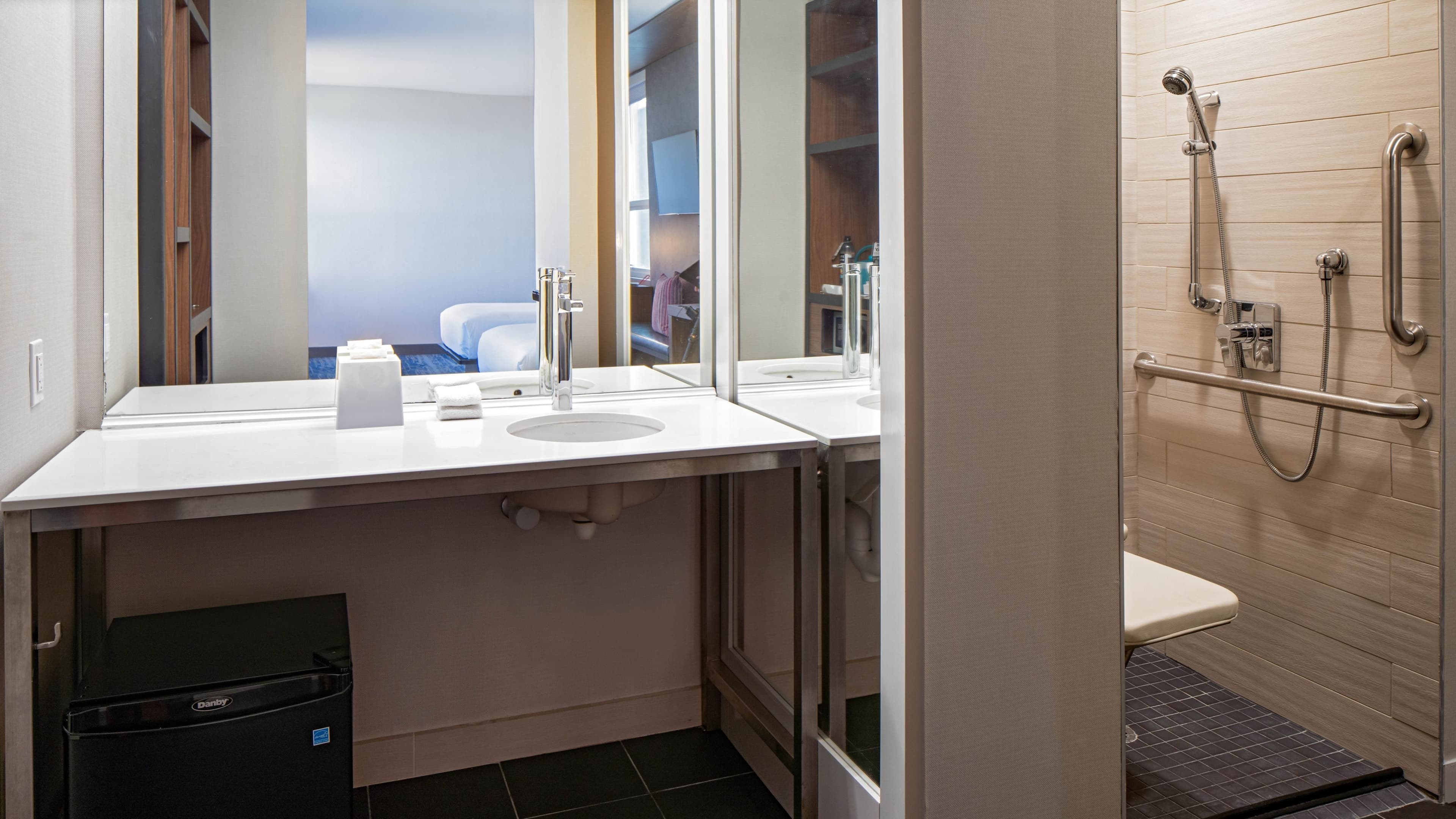 Aloft Room - Image 7