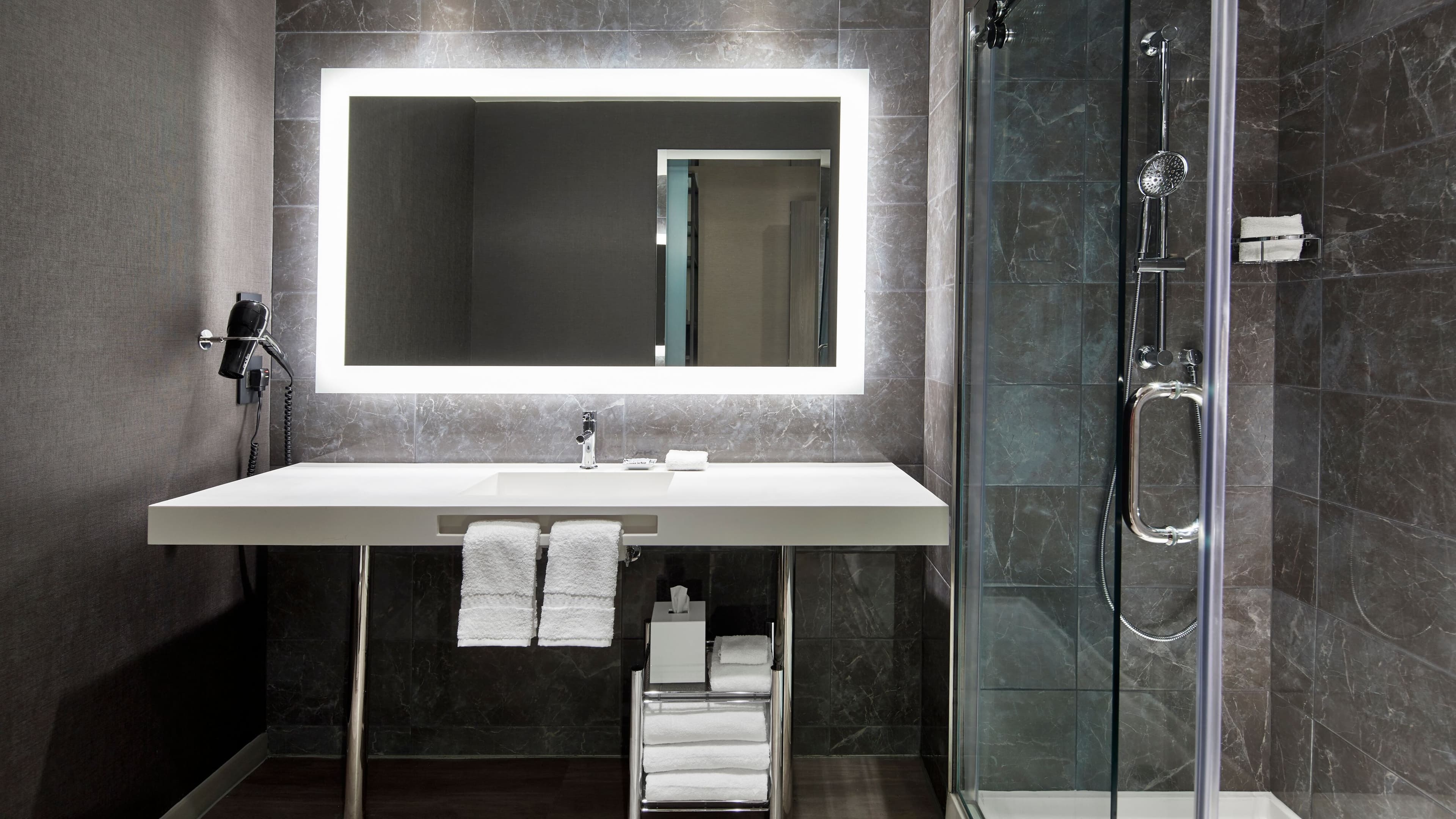 1 King Guest Room - Image 7