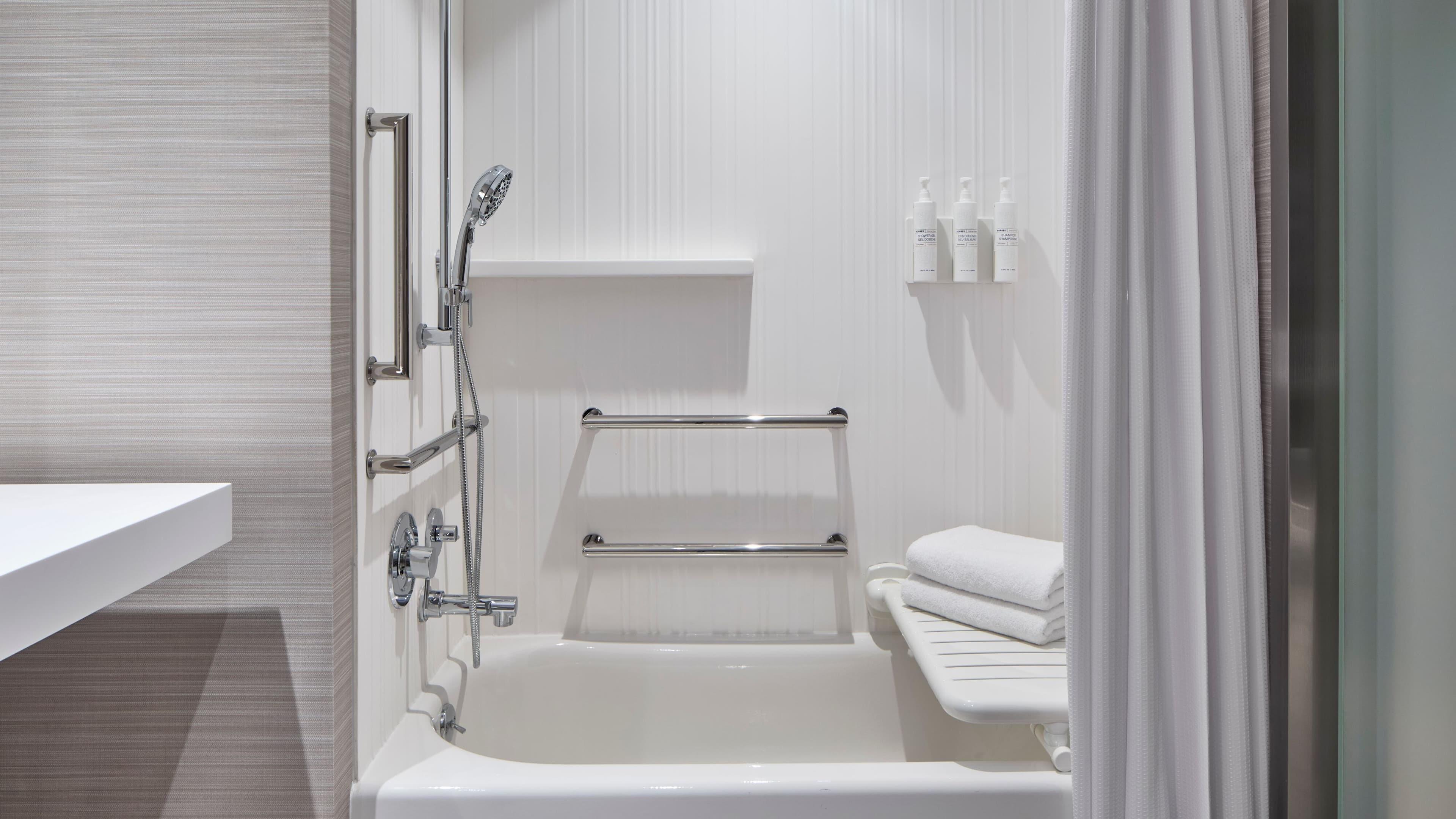 King Bed Guestroom - Image 10