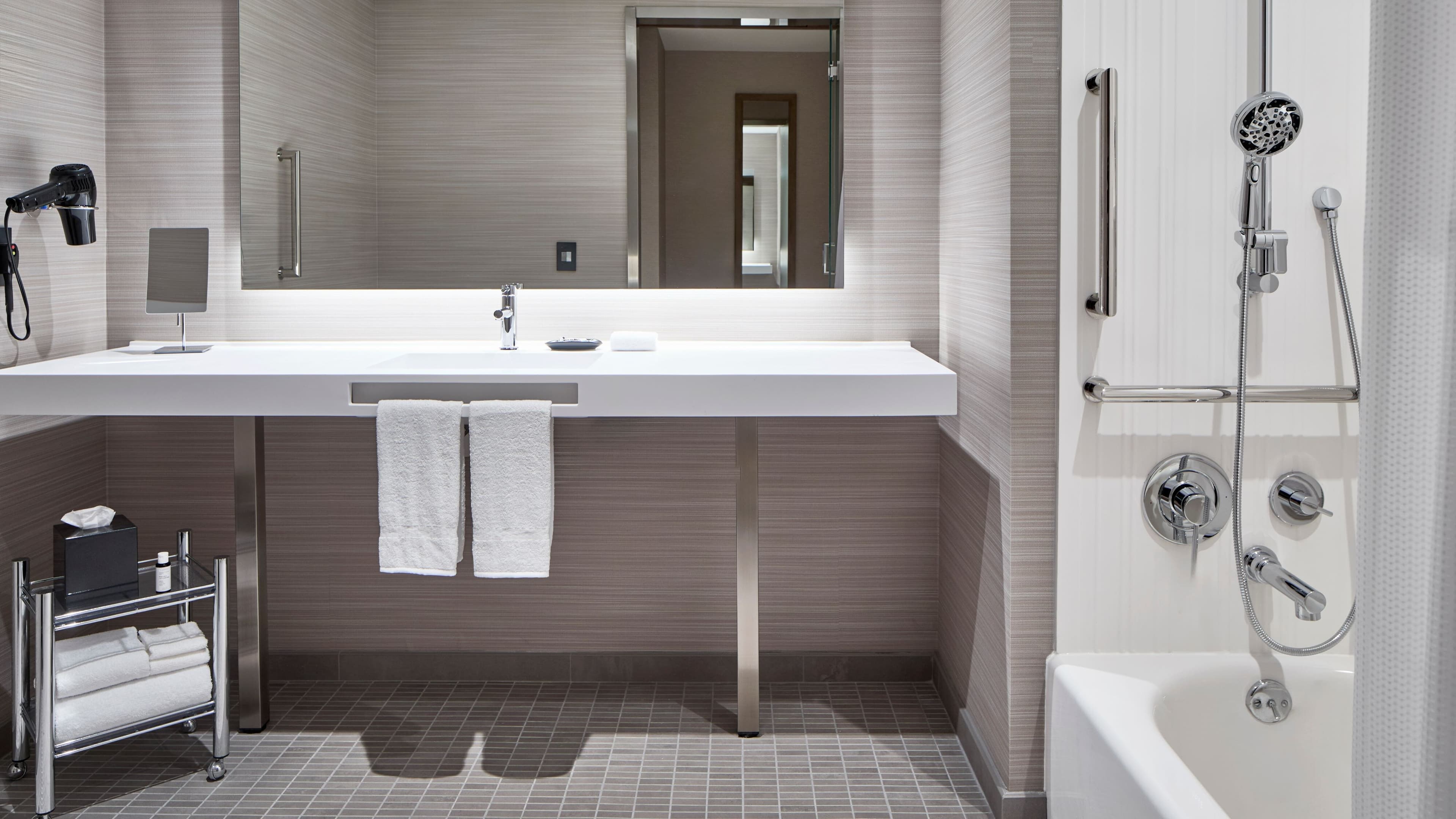 King Bed Guestroom - Image 7