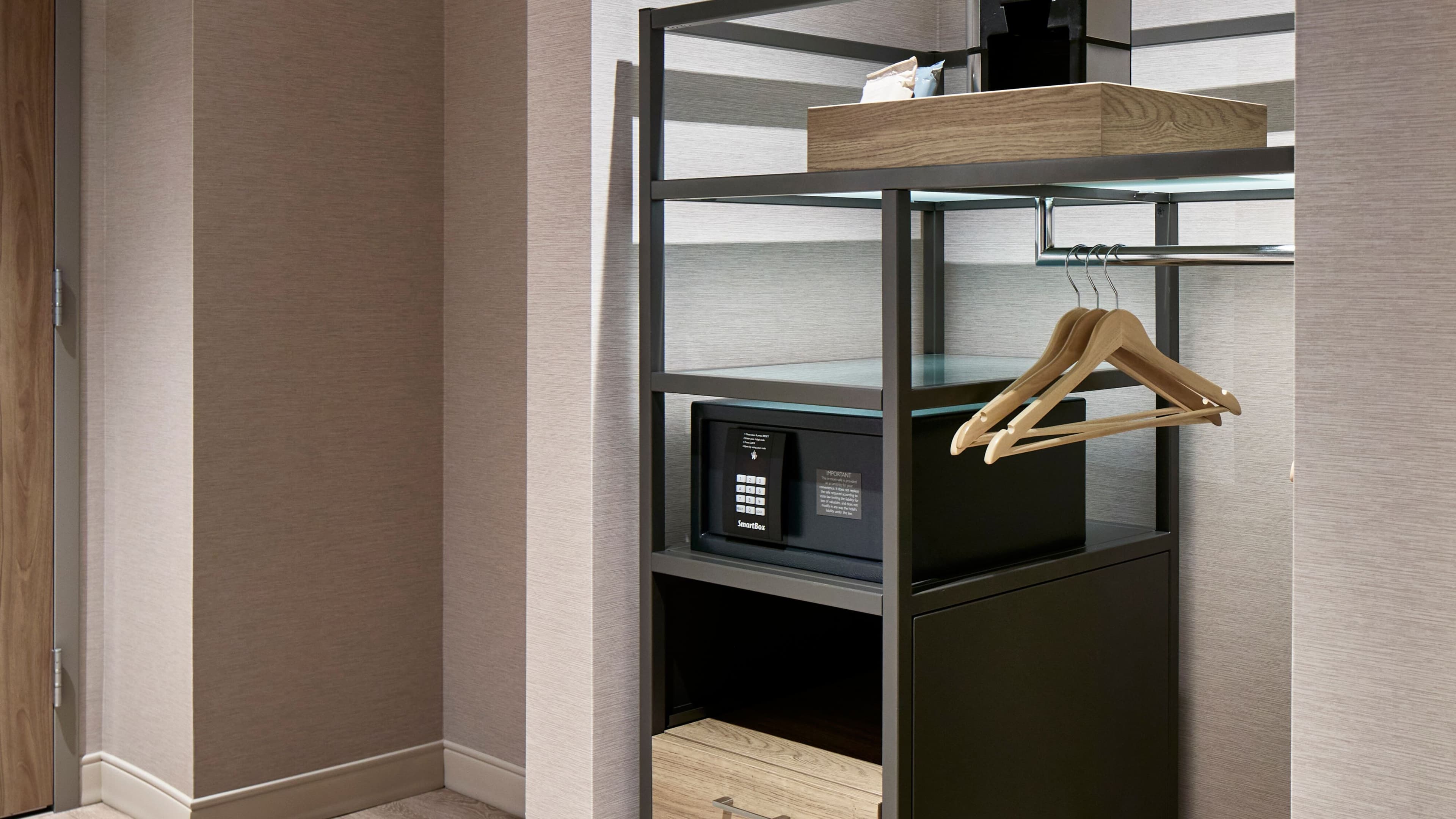 King Bed Guestroom - Image 6