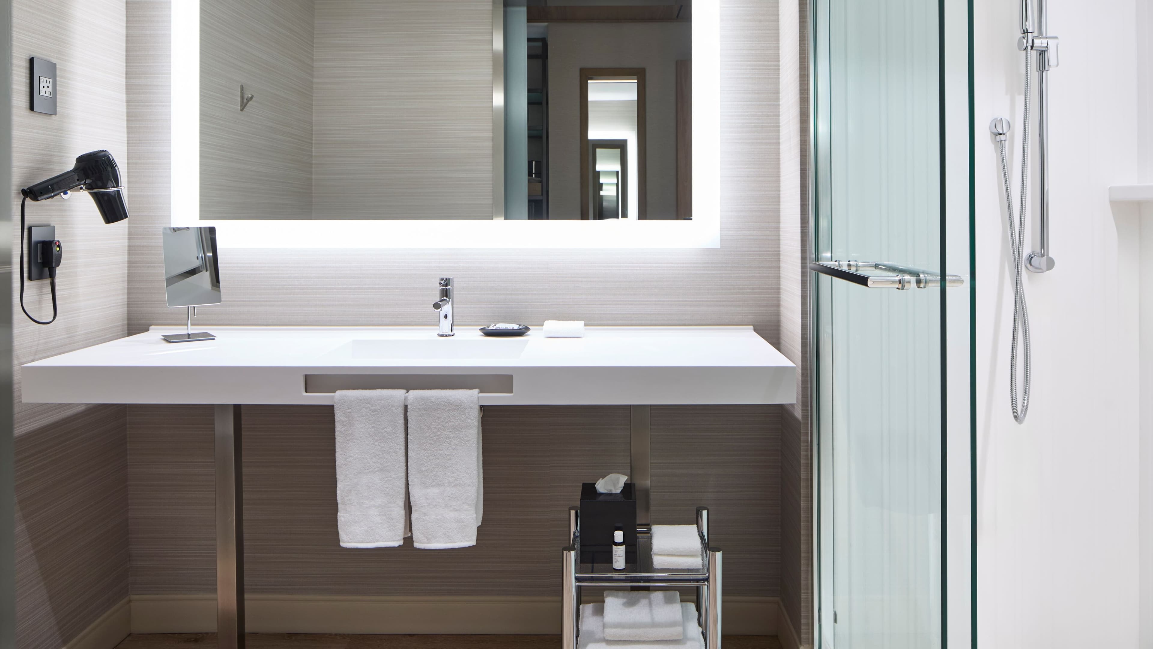 King Bed Guestroom - Image 11