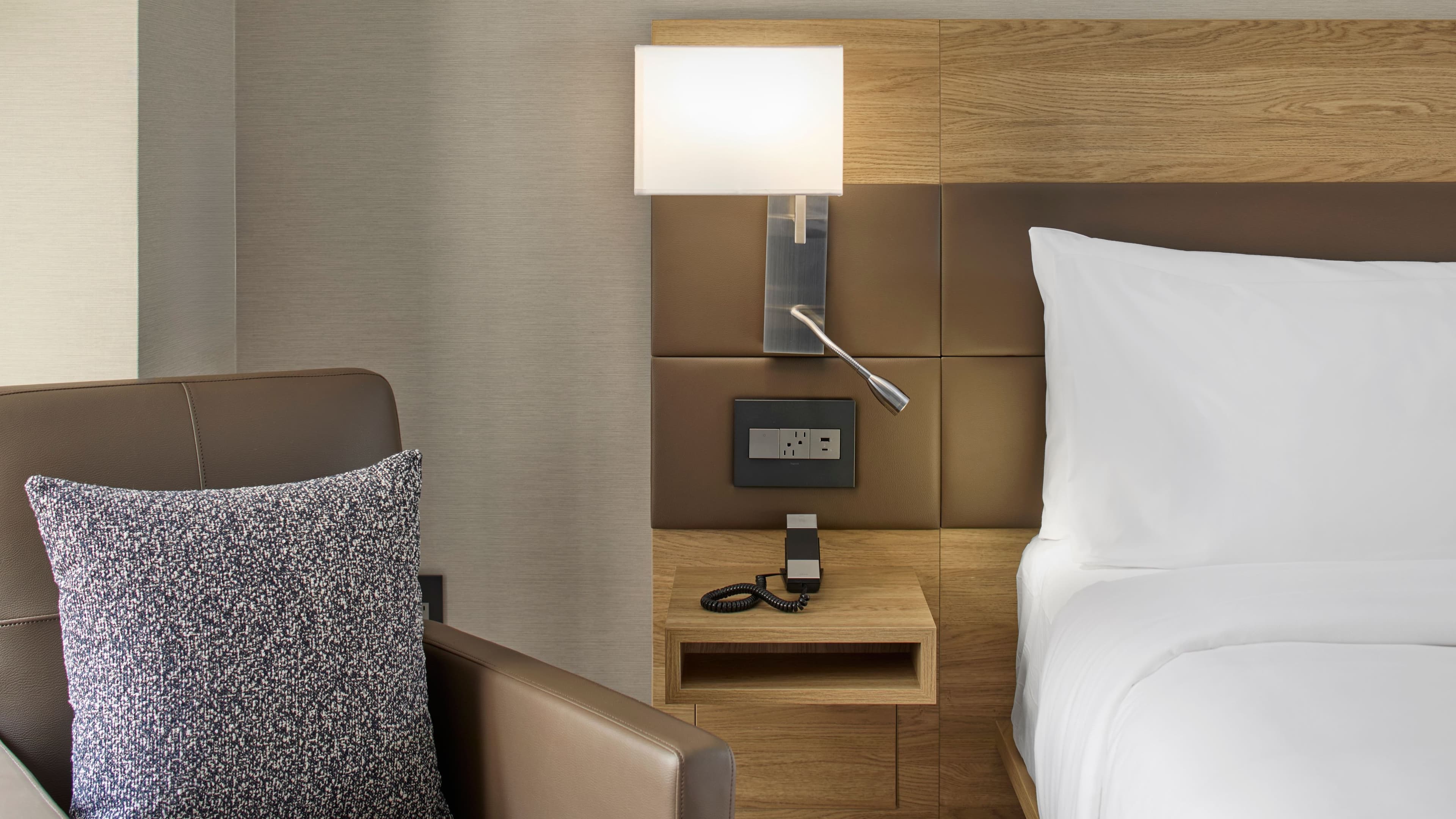 King Bed Guestroom - Image 5