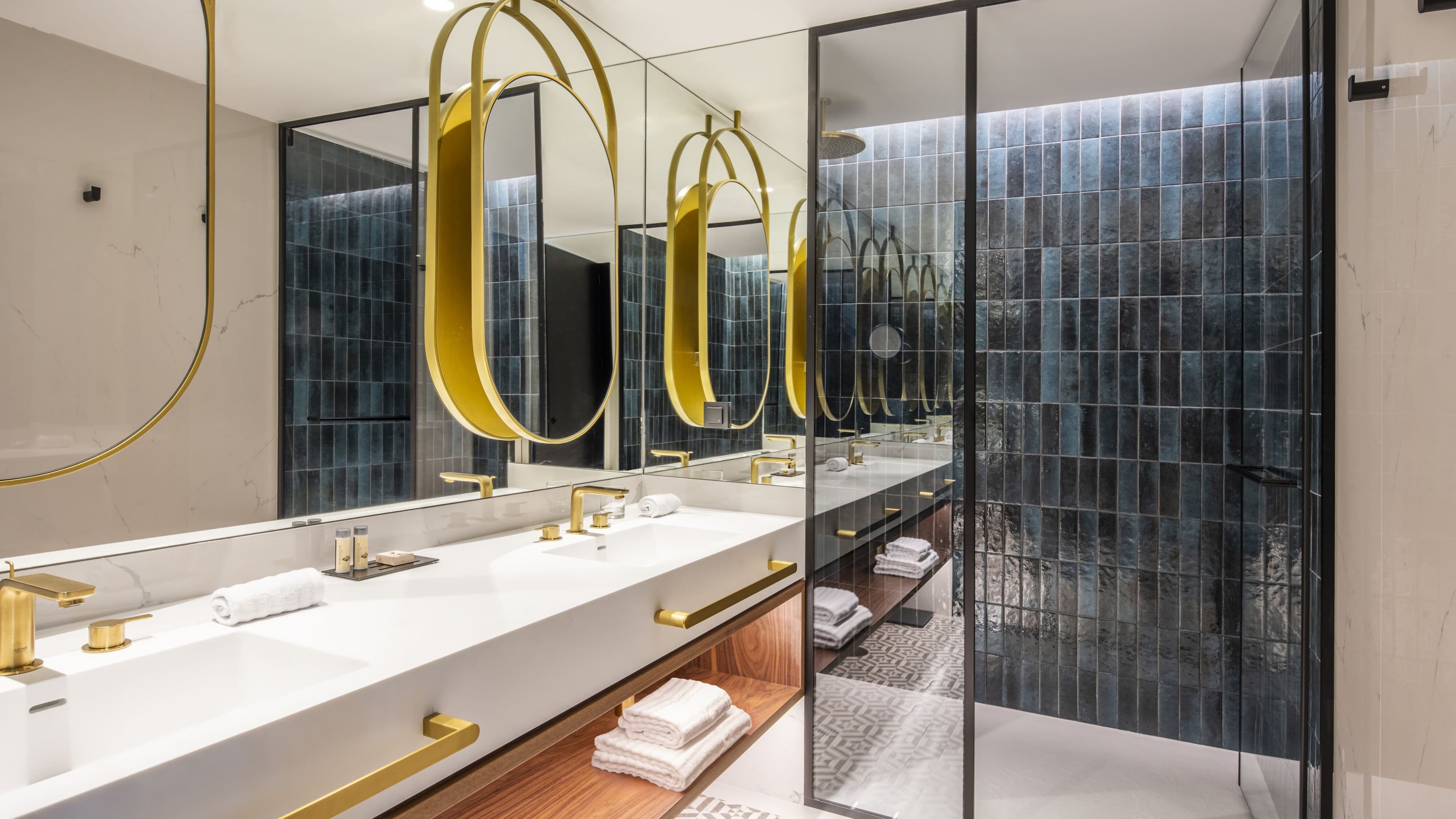 Deluxe King City View - Image 4