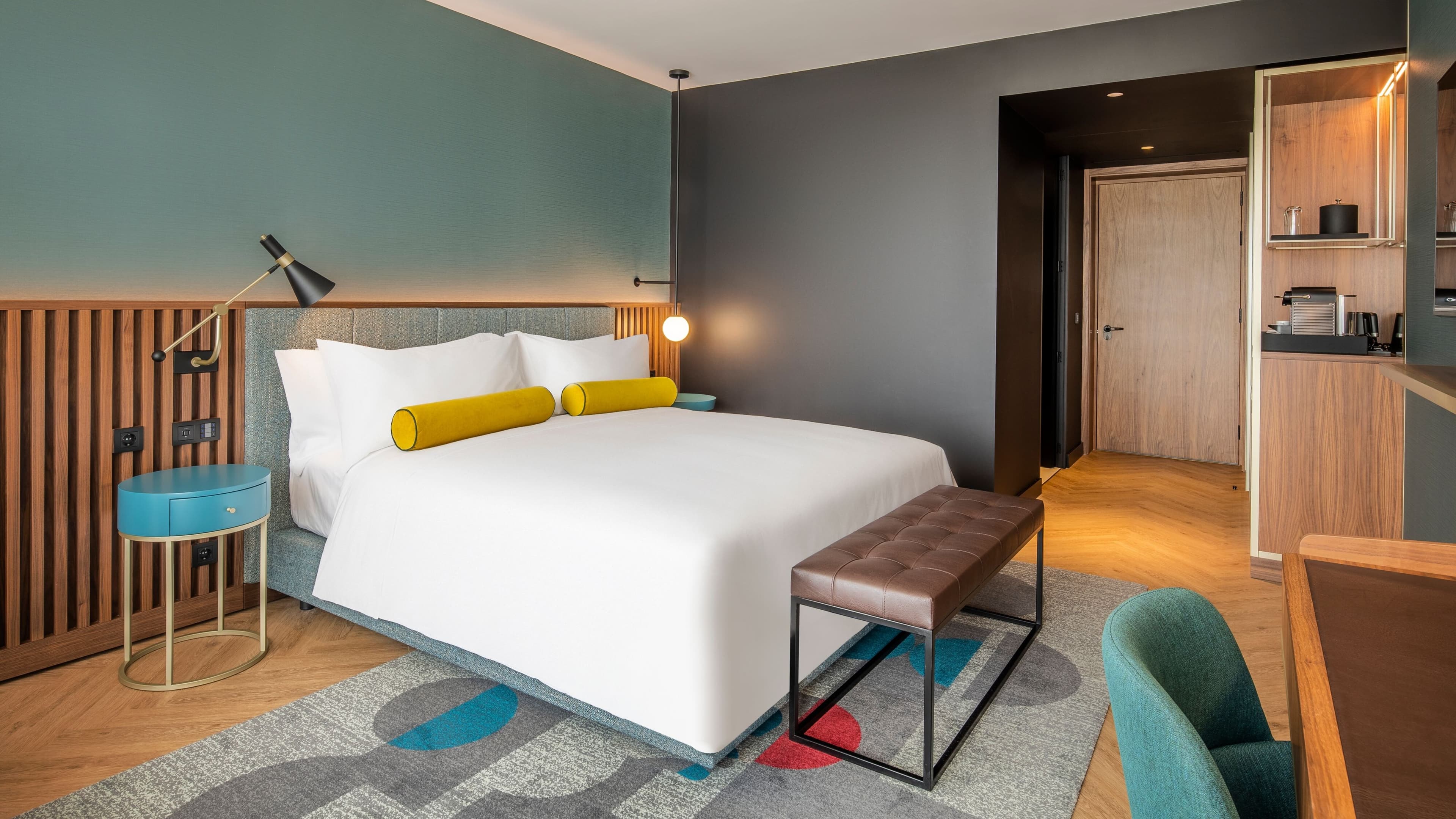 Deluxe King City View - Image 3