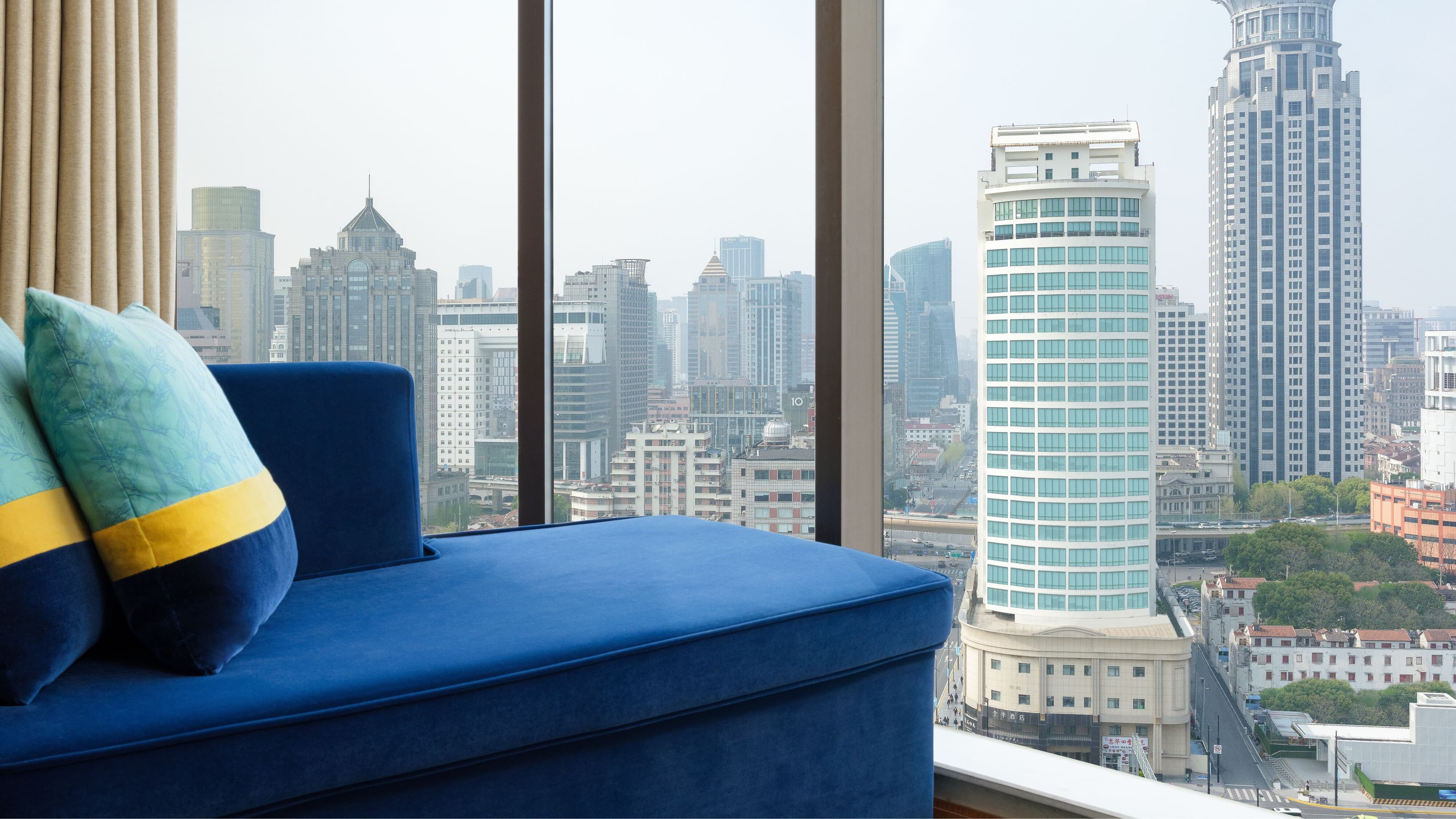 Deluxe King Room - Image 2