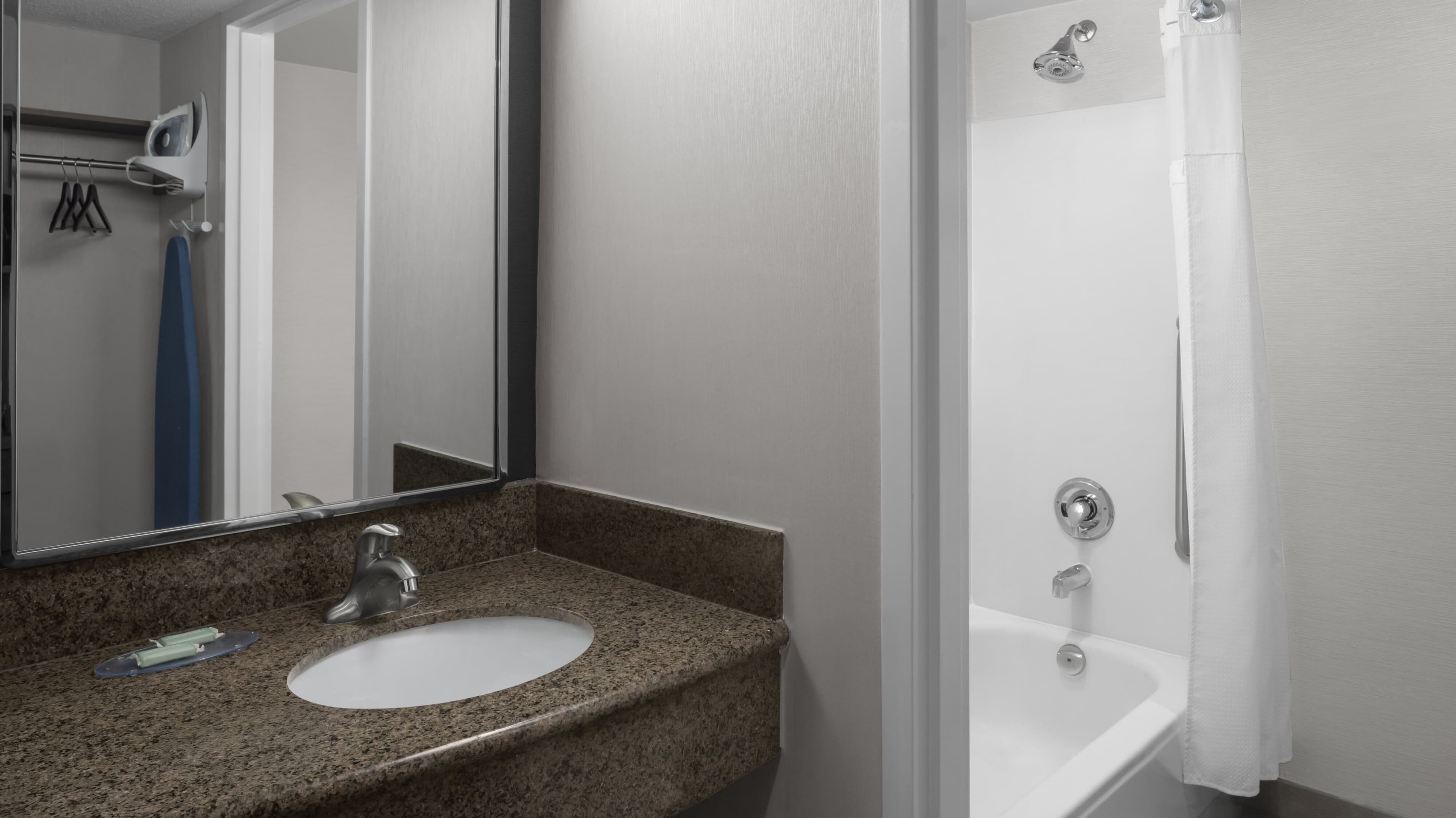 Newly Renovated 2 Queen - Image 5