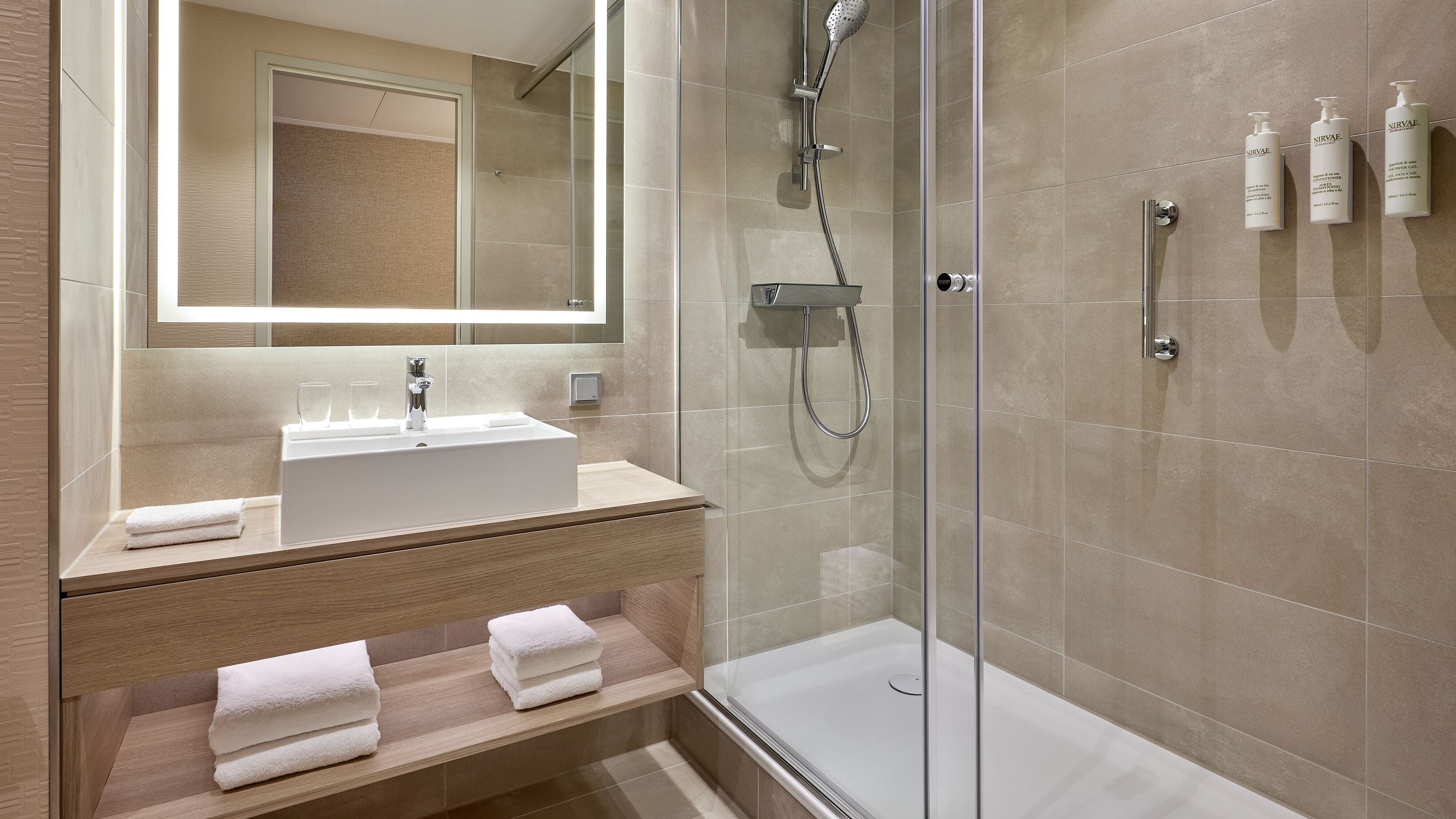 Deluxe King Room - Image 3