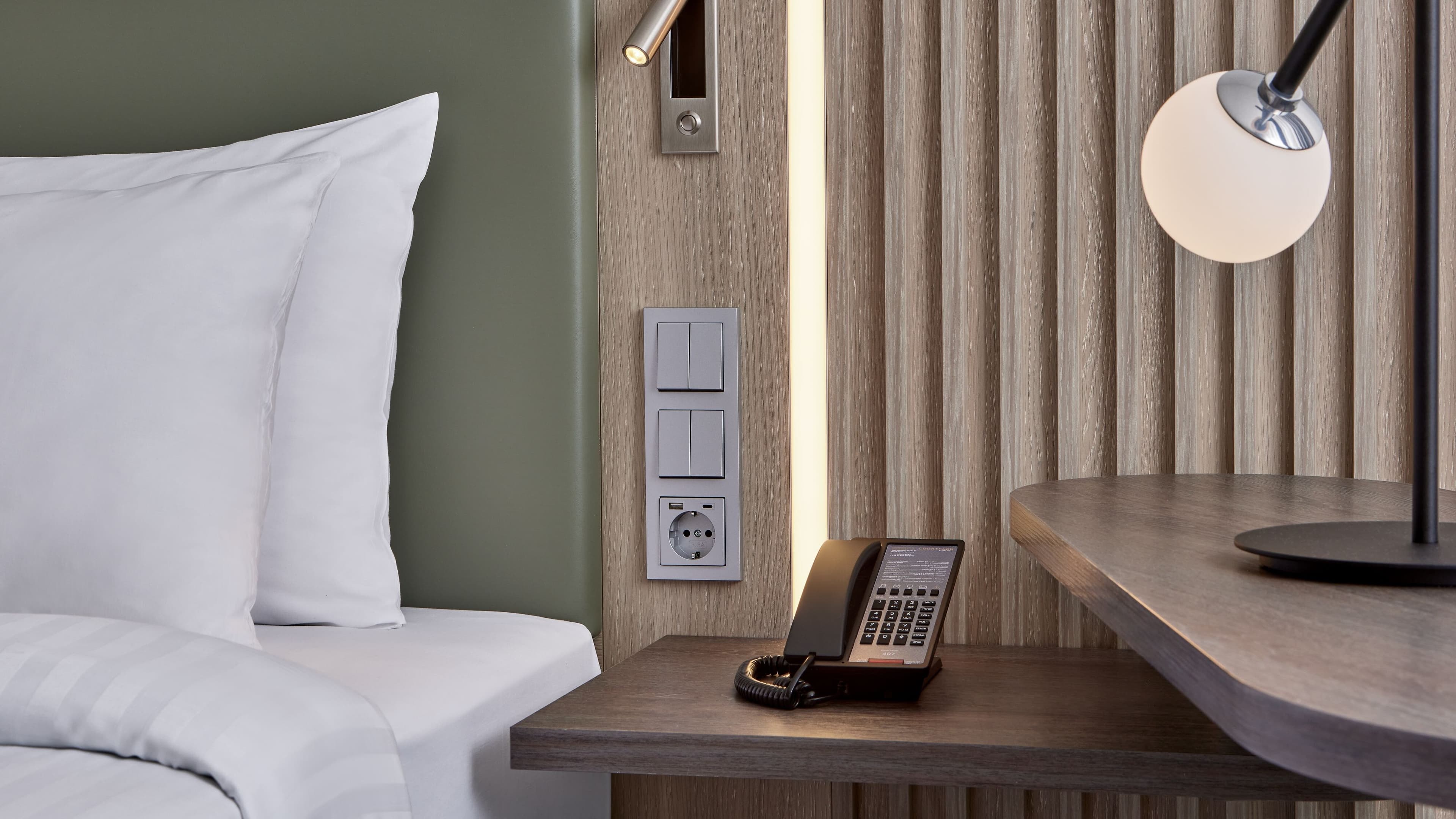 Deluxe King Room - Image 5